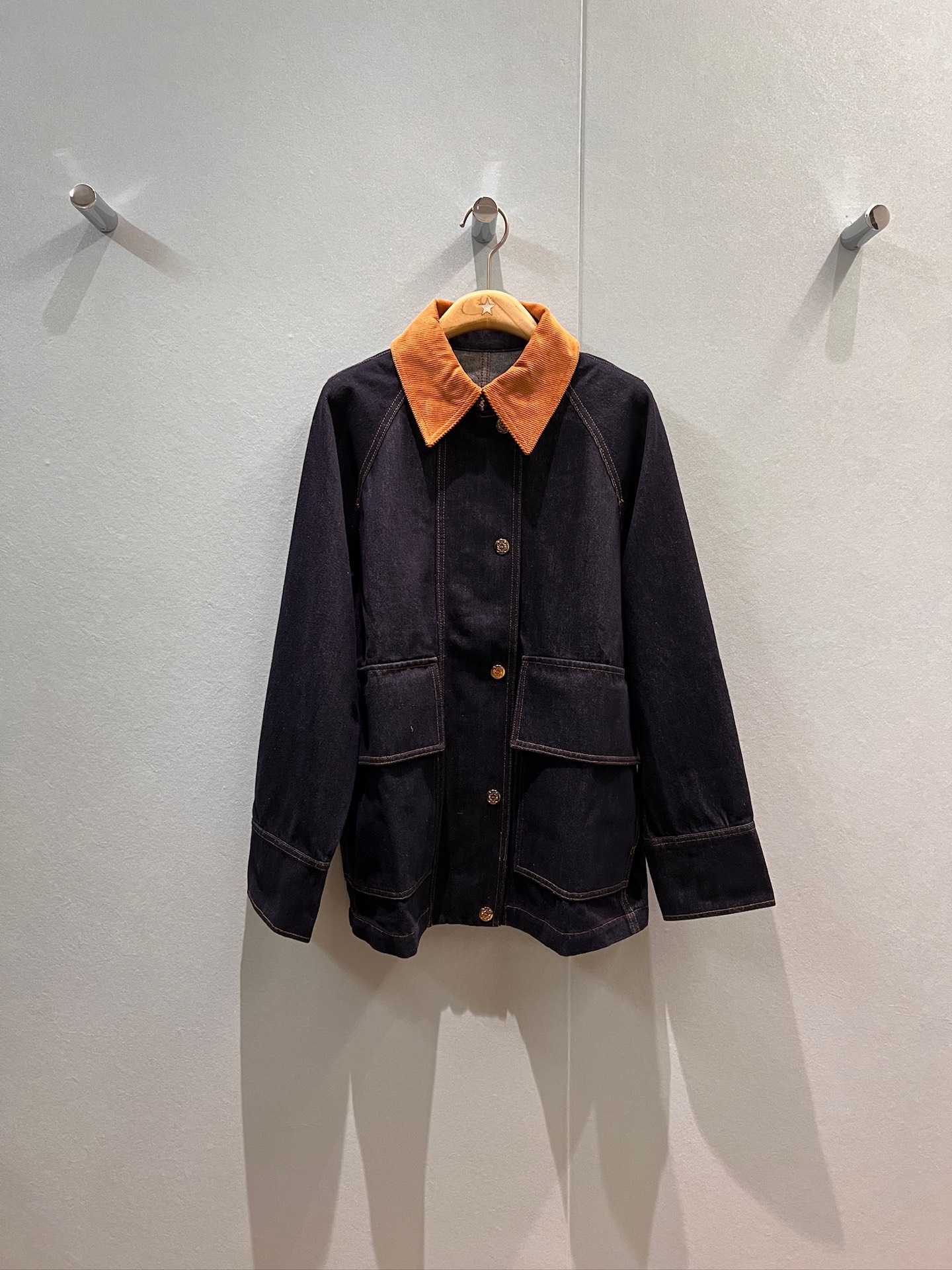 NO:463766,The new style is coming to loewe contrasting color corduroy collar denim jacket ragout mid-length style loose silhouette logo leather logo decoration on both sides flip covers handsome street-blooming sweet and cool versatile SML, loewe, jackets & coats, alexander wang19860909新款来袭loewe撞色拼灯芯绒领牛仔外套插肩中长款 宽松廓形 背后logo皮标装饰 两侧翻盖大口袋帅气炸街 甜酷百搭 SML,,loewe,jackets & coats,alexander wang,Women's clothing