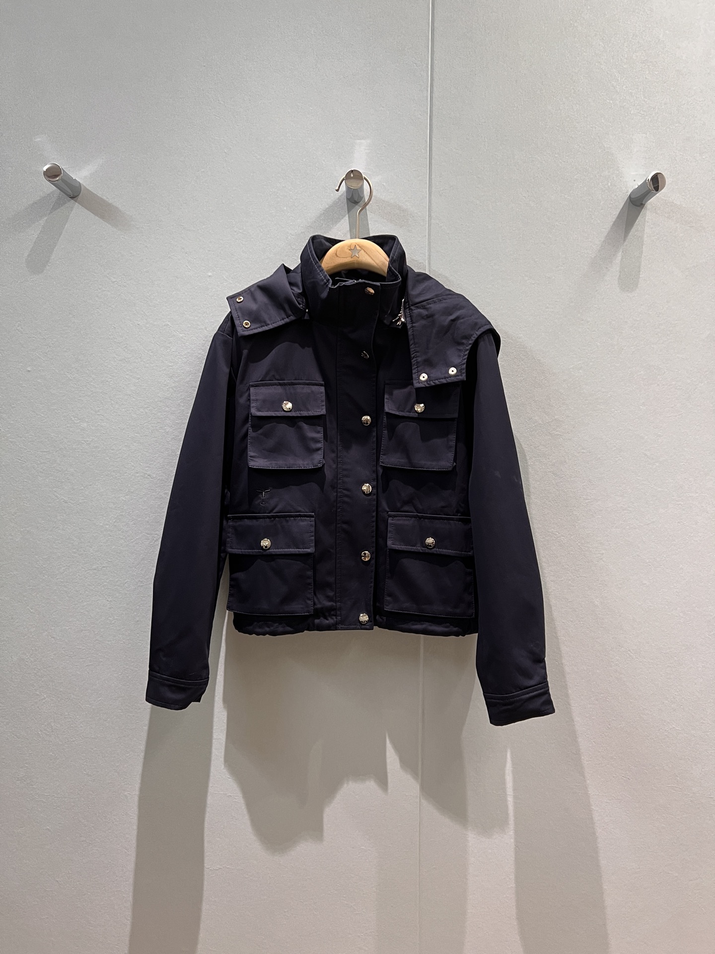 NO:463774,New style recommended classic presbyterian lining, stand-up collar hooded jacket jacket, hat can be taken off workwear, four-pocket decoration, embroidered bee, classic logo webbing, hem can be drawn rope to waist loose and casual, casual casual and versatile, handsome, dark blue khaki SML,, jackets & coats, jackets & coats,hats,alexander wang19860909新款推荐经典老花内衬 立领连帽夹克外套 帽子可脱卸工装四口袋装饰 刺绣小蜜蜂 背后经典logo织带 下摆可抽绳收腰宽松随意 休闲百搭 帅气十足 深蓝卡其 SML,,jackets & coats,jackets & coats,hats,alexander wang,Women's clothing