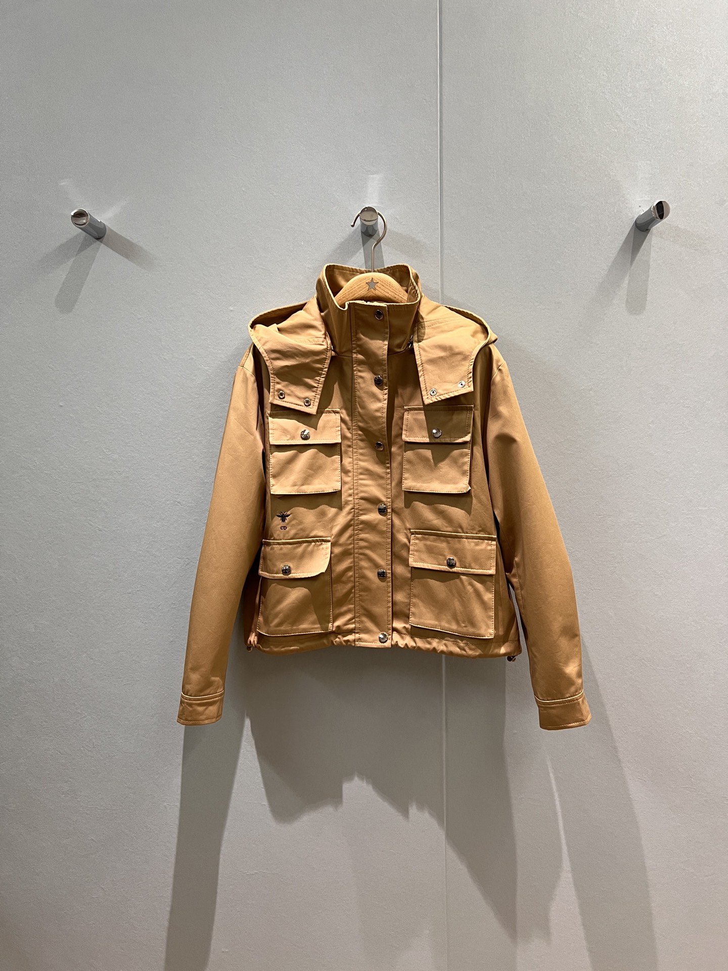 NO:465282,New style recommended classic presbyterian lining, stand-up collar hooded jacket jacket, hat can be taken off workwear, four-pocket decoration, embroidered bee, classic logo webbing, hem can be drawn rope to waist loose and casual, casual casual and versatile, handsome, dark blue khaki SML,, jackets & coats, jackets & coats,hats,alexander wang19860909新款推荐经典老花内衬 立领连帽夹克外套 帽子可脱卸工装四口袋装饰 刺绣小蜜蜂 背后经典logo织带 下摆可抽绳收腰宽松随意 休闲百搭 帅气十足 深蓝卡其 SML,,jackets & coats,jackets & coats,hats,alexander wang,Women's clothing