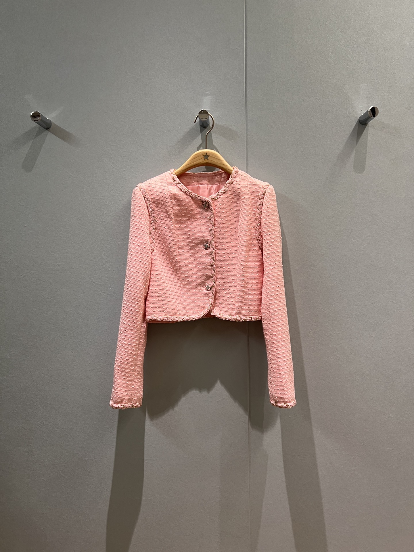NO:465302,New woven edge decorative tweed short jacket with molded flower buckle, simple and slim fit, temperament, versatile pink and white SML,, jackets & coats,alexander wang19860909新款编织边装饰粗花呢短款外套开模花朵扣 简洁修身 气质百搭粉色白色 SML,,jackets & coats,alexander wang,Women's clothing