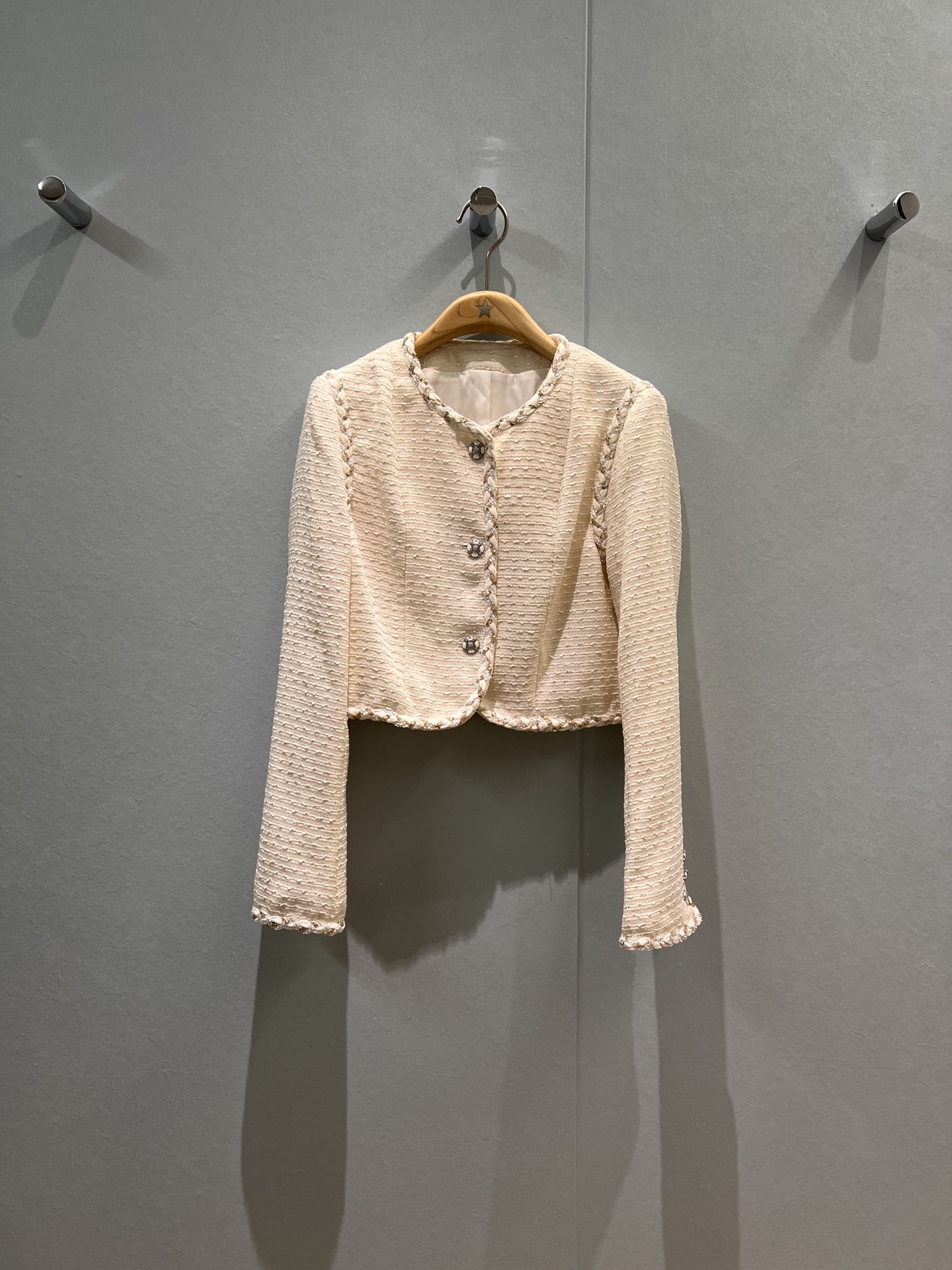NO:465320,New woven edge decorative tweed short jacket with molded flower buckle, simple and slim fit, temperament, versatile pink and white SML,, jackets & coats,alexander wang19860909新款编织边装饰粗花呢短款外套开模花朵扣 简洁修身 气质百搭粉色白色 SML,,jackets & coats,alexander wang,Women's clothing