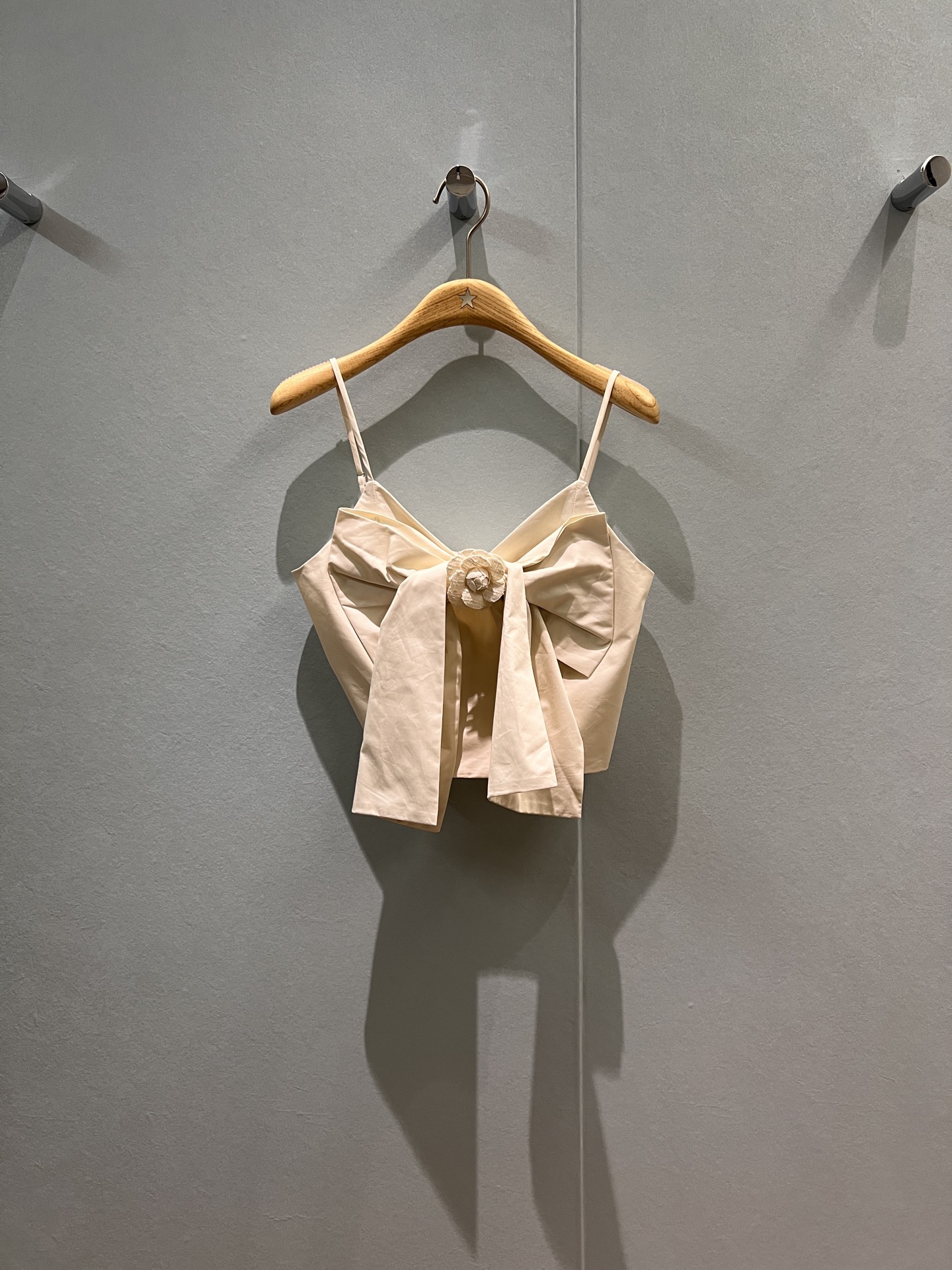 NO:465278,New three-dimensional camellia bow decorative suspender vest Short strap strap adjustable back buckle open mold flower buckle pink white SML, alexander wang19860909新款立体山茶花大蝴蝶结装饰吊带背心 短款抹胸肩带可调节 背后可开扣 开模花朵扣粉色白色 SML,,alexander wang,Women's clothing