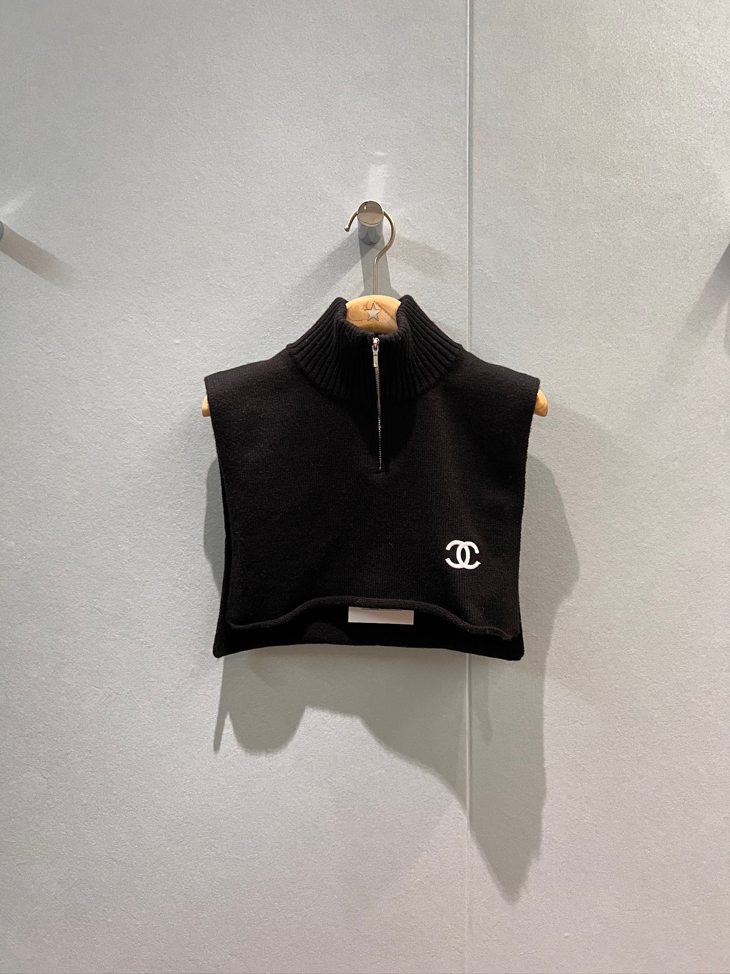 NO:465292,New 25B double C embroidered turtleneck knitted shawl zipper design, fake collar fashionable and simple and versatile black and white SML, shawls, alexander wang19860909新款25B 双C刺绣装饰高领针织披肩拉链设计 假衣领时尚搭配简单百搭 黑色白色 SML,,shawls,alexander wang,Women's clothing