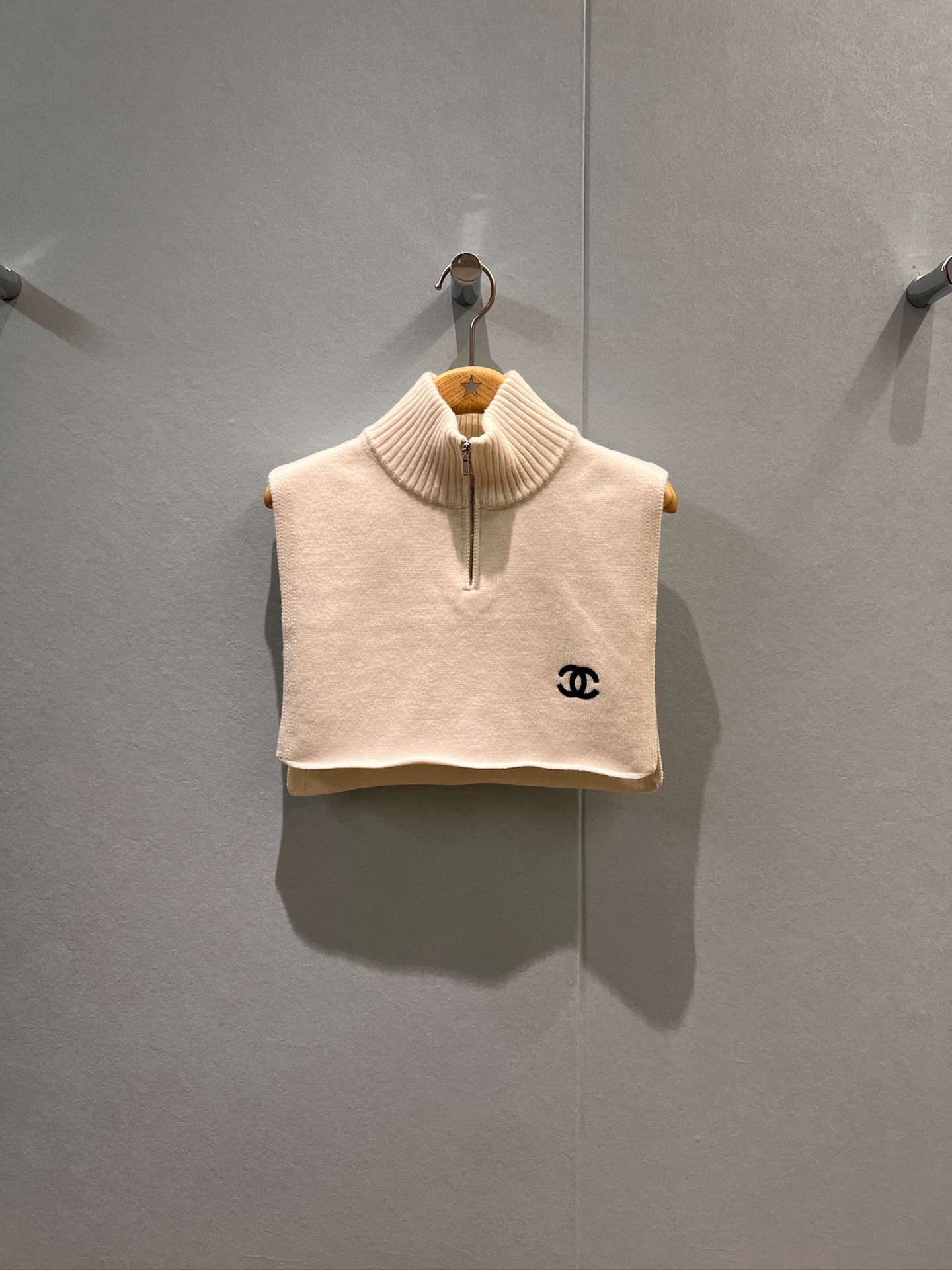 NO:465303,New 25B double C embroidered decorative turtleneck knitted shawl zipper design, fake collar fashionable and simple and versatile black and white SML, shawls, alexander wang19860909新款25B 双C刺绣装饰高领针织披肩拉链设计 假衣领时尚搭配简单百搭 黑色白色 SML,,shawls,alexander wang,Women's clothing