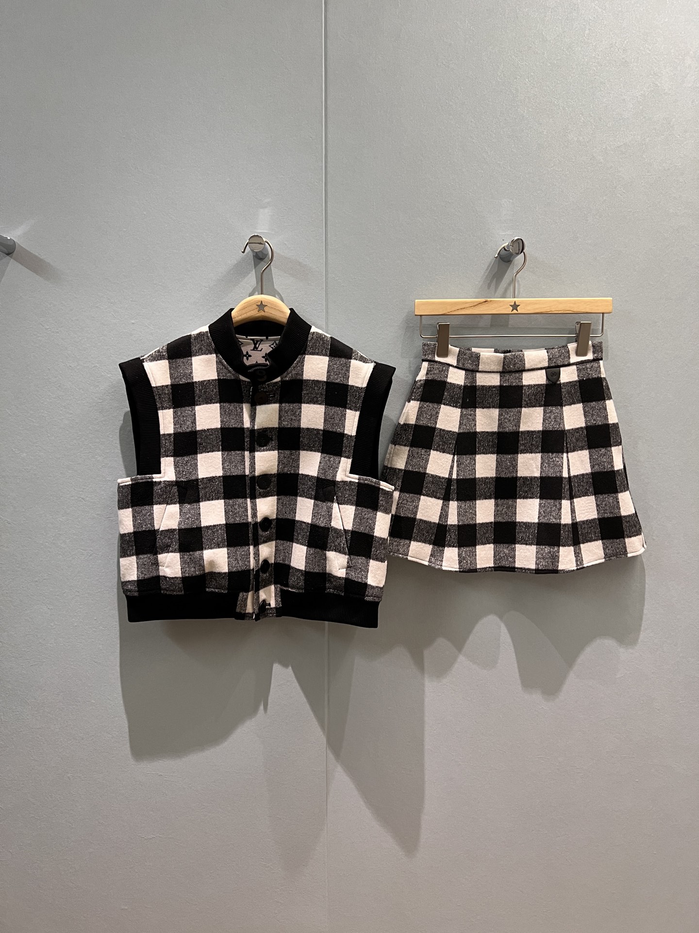 NO:465321,Horse used-new ribbed spliced ​​black and white plaid vest jacket woolen black and white plaid A-line skirt presbyopia lining logo small leather logo decoration with pockets on both sides fashion temperament age-reducing versatile SML,, skirts, jackets & coats,alexander wang19860909马 半新款罗纹拼接黑白格纹马甲外套毛呢黑白格纹A字半裙老花内衬 logo小皮标装饰 两侧有口袋 时尚气质 减龄百搭 SML,,skirts,jackets & coats,alexander wang,Women's clothing