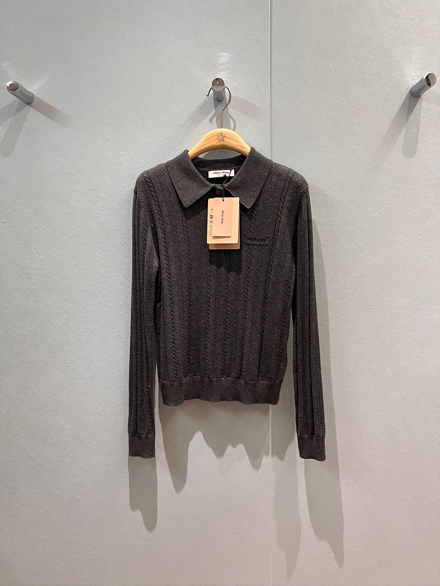 NO:465335,New hollow cork lapel knit sweater with miu letter logo decoration on chest dark grey grey department college style age-reducing versatile SML, miumiu, sweaters, alexander wang19860909新款镂空绞花翻领针织毛衣胸前miu字母logo装饰 深灰格蕾系学院风 减龄百搭 SML,,miumiu,sweaters,alexander wang,Women's clothing