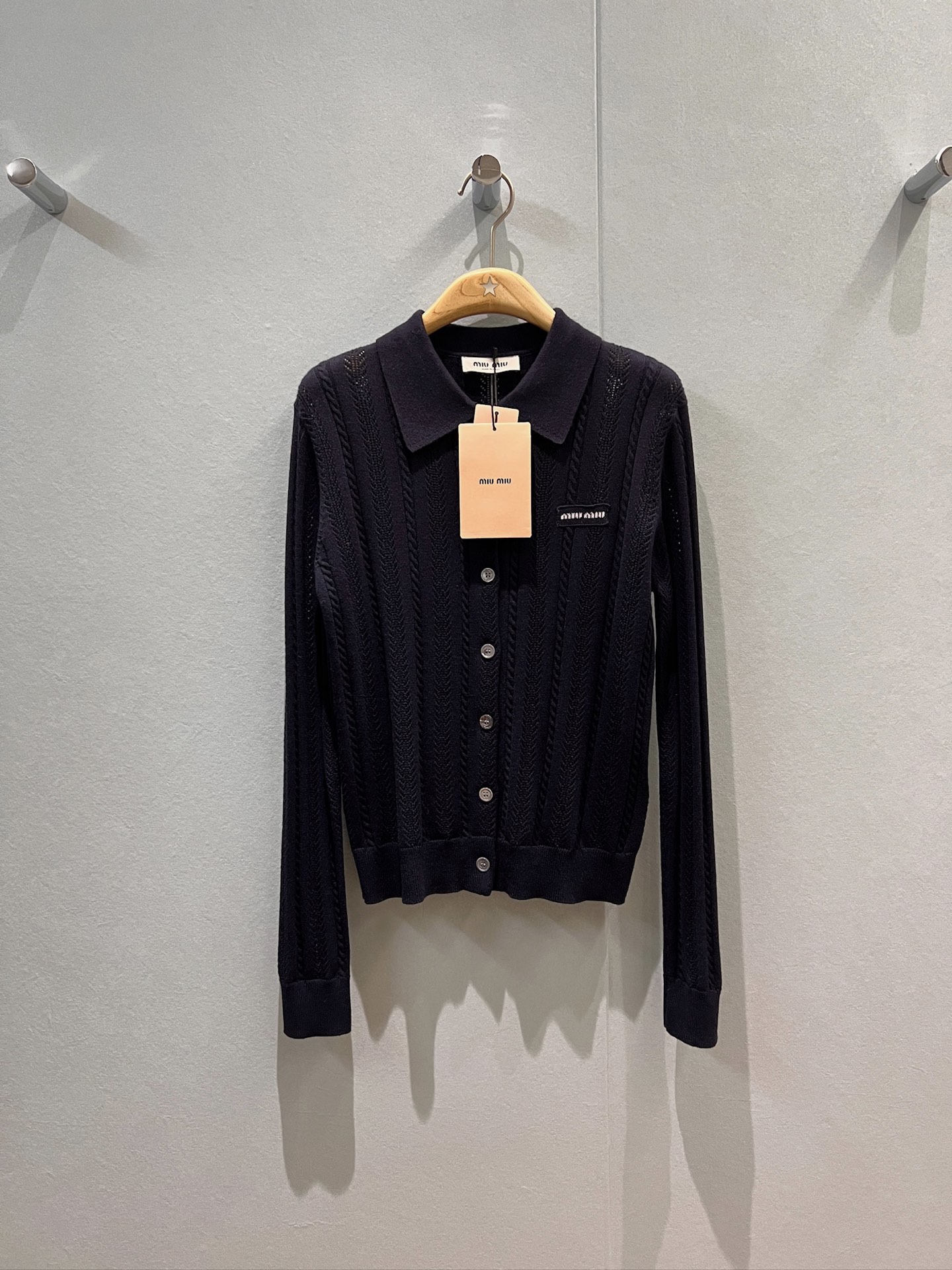 NO:465351,New hollow cork lapel knitted cardigan jacket with miu letter logo decoration on chest vacation and leisure college style age-reducing versatile SML, miumiu, jackets & coats, alexander wang19860909新款镂空绞花翻领针织开衫外套胸前miu字母logo装饰 度假休闲学院风 减龄百搭 SML,,miumiu,jackets & coats,alexander wang,Women's clothing