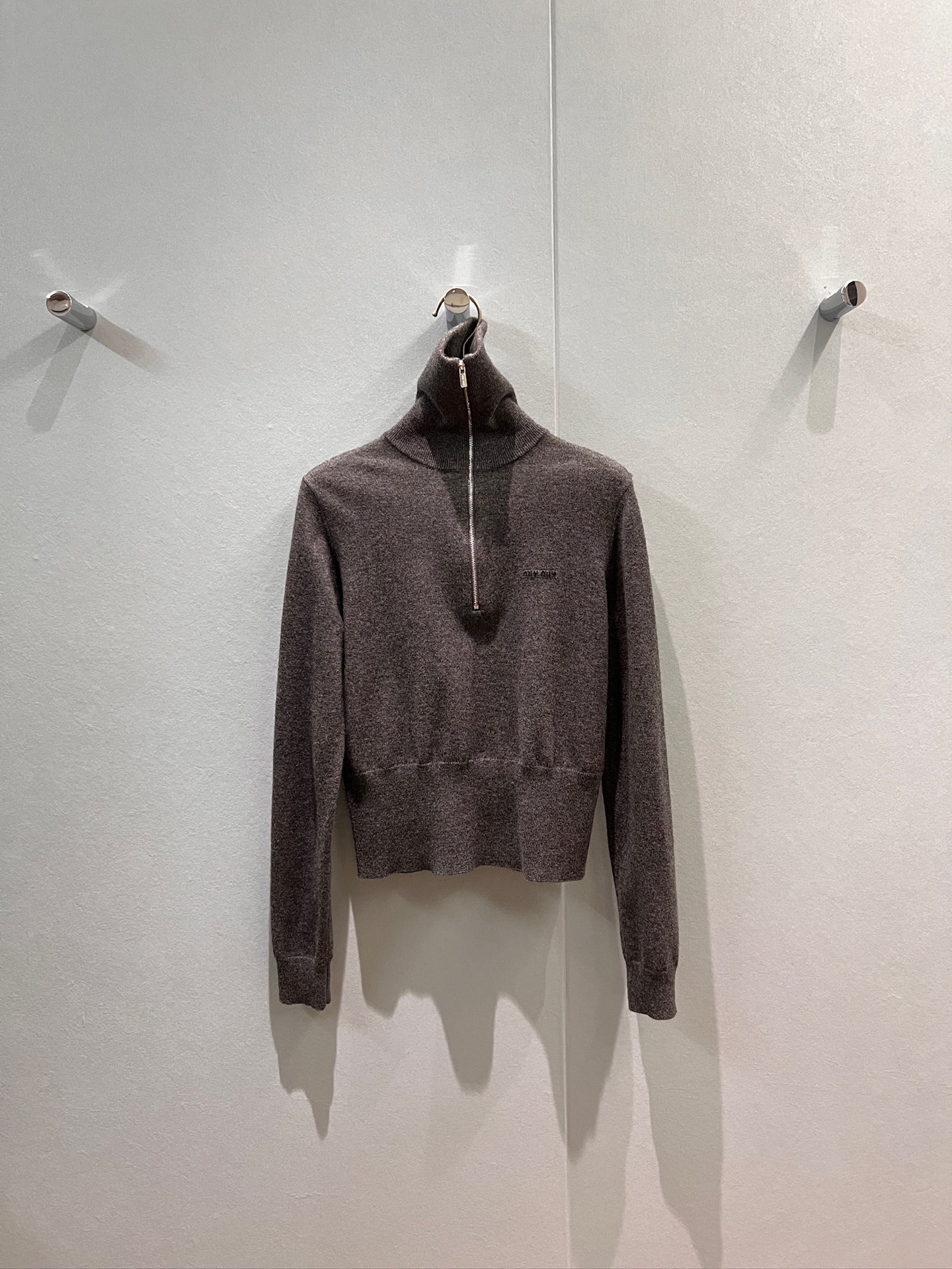 NO:465365,New navy collar zipper design knitted long-sleeved sweater, chest embroidered miu letter logo decoration slim and slim, casual and age-reducing college style sweet and cute SML, miumiu, sweaters, alexander wang19860909新款海军领拉链设计针织长袖毛衣 胸前刺绣miu字母logo装饰修身显瘦 休闲减龄 学院风 甜美可爱 SML,,miumiu,sweaters,alexander wang,Women's clothing