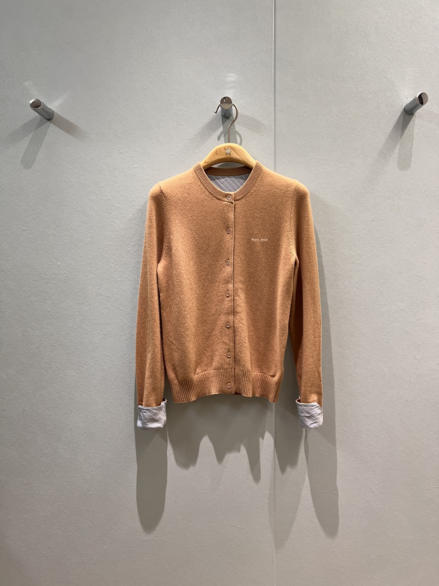 NO:465379,New fake two-piece striped cuff splicing design wool knitted cardigan jacket, chest miu letter logo decorative cuffs can be folded College style casual and versatile temperament age-reducing gray khaki SML, miumiu, jackets & coats, alexander wang19860909新款假两件条纹袖口拼接设计 羊毛针织开衫外套 胸前miu字母logo装饰袖口可反折 学院风 休闲百搭 气质减龄灰色卡其 SML,,miumiu,jackets & coats,alexander wang,Women's clothing