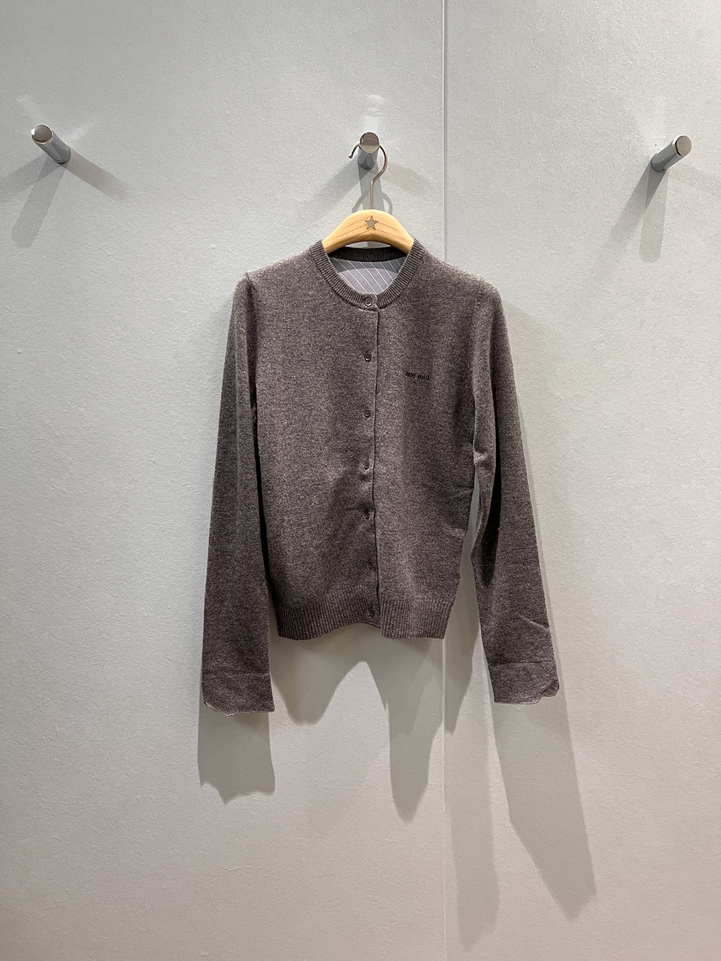 NO:465389,New fake two-piece striped cuff splicing design wool knitted cardigan jacket, chest miu letter logo decorative cuffs can be folded College style casual and versatile temperament age-reducing gray khaki SML, miumiu, jackets & coats, alexander wang19860909新款假两件条纹袖口拼接设计 羊毛针织开衫外套 胸前miu字母logo装饰袖口可反折 学院风 休闲百搭 气质减龄灰色卡其 SML,,miumiu,jackets & coats,alexander wang,Women's clothing