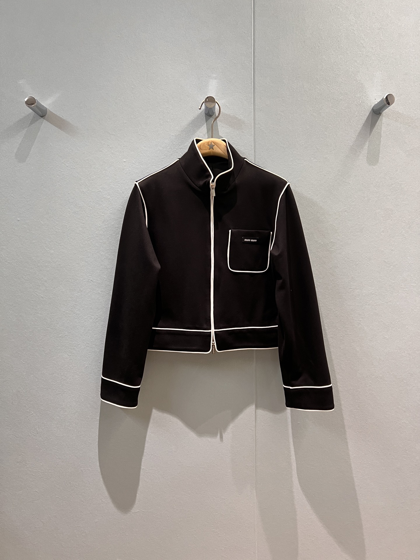 NO:465352,New style is coming in white webbing edge decorative turtleneck short jacket Miu letter logo tag chest pocket simple fashion age-reducing versatile SML, miumiu, jackets & coats, alexander wang19860909新款来袭白色织带边装饰高领短款外套miu字母logo标签胸前口袋 简约时尚减龄百搭 SML,,miumiu,jackets & coats,alexander wang,Women's clothing