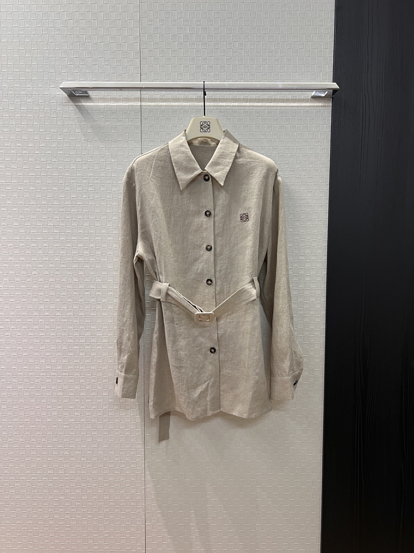 NO:465366,New style is coming loewe chest embroidered logo badge, linen lapel mid-length shirt, paired with belt, waist slimming, sweet, cool and handsome, commuting capable SML, loewe, alexander wang19860909新款来袭loewe胸前刺绣logo徽章 亚麻翻领中长款衬衣 搭配腰带收腰显瘦甜酷帅气 通勤干练SML,,loewe,alexander wang,Women's clothing