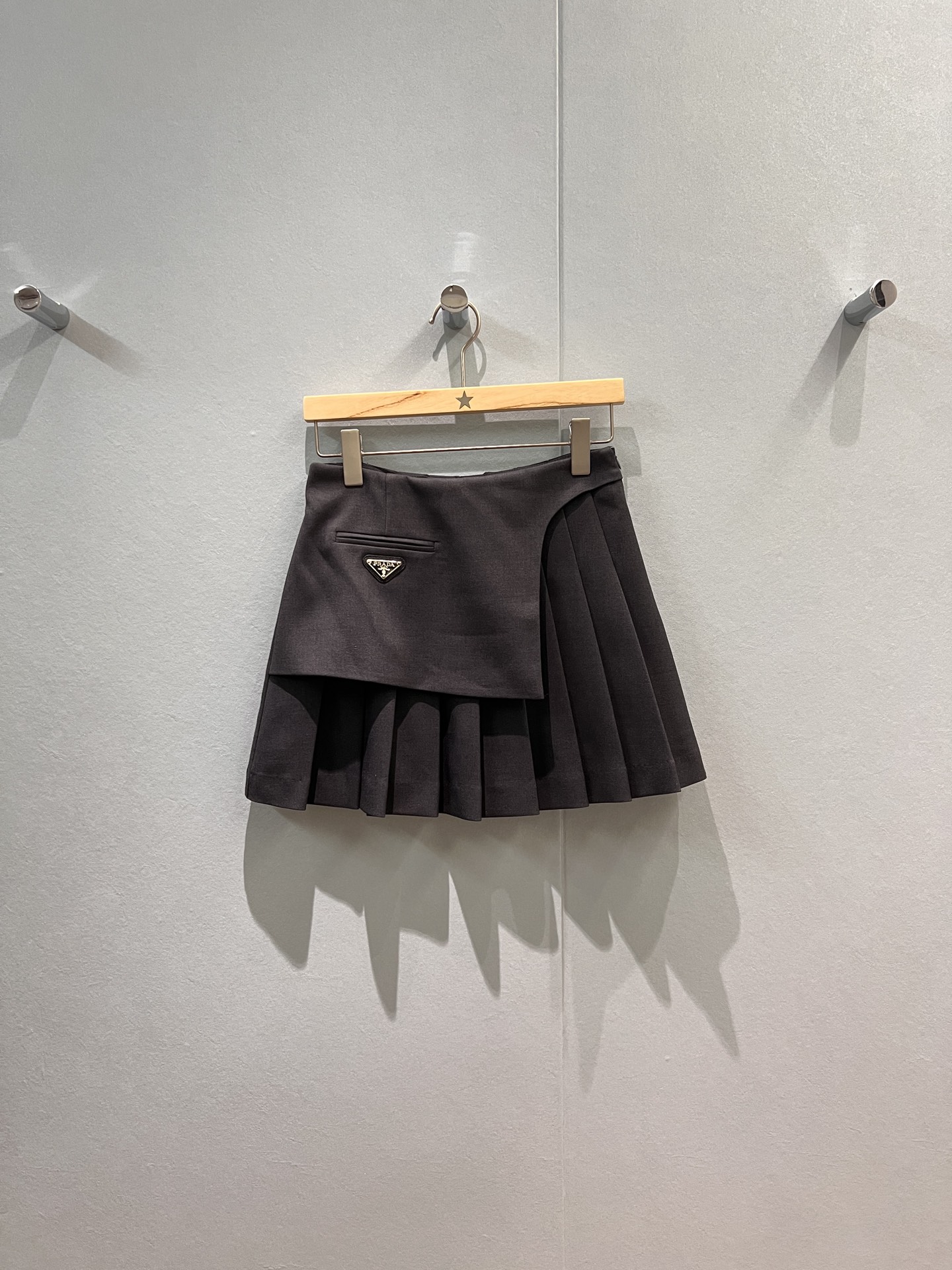 NO:467180,New spliced ​​irregular skirt decoration design, fake two-piece pleated skirt triangle badge decoration, lined shorts, casual and versatile, age-reducing necessities, black dark blue dark gray S-XL, skirts, shorts, alexander wang19860909新款拼接不规则裙摆装饰设计 假两件百褶半裙三角标徽章装饰 内衬短裤 休闲百搭减龄必备 黑色深蓝深灰 S-XL,,skirts,shorts,alexander wang,Women's clothing