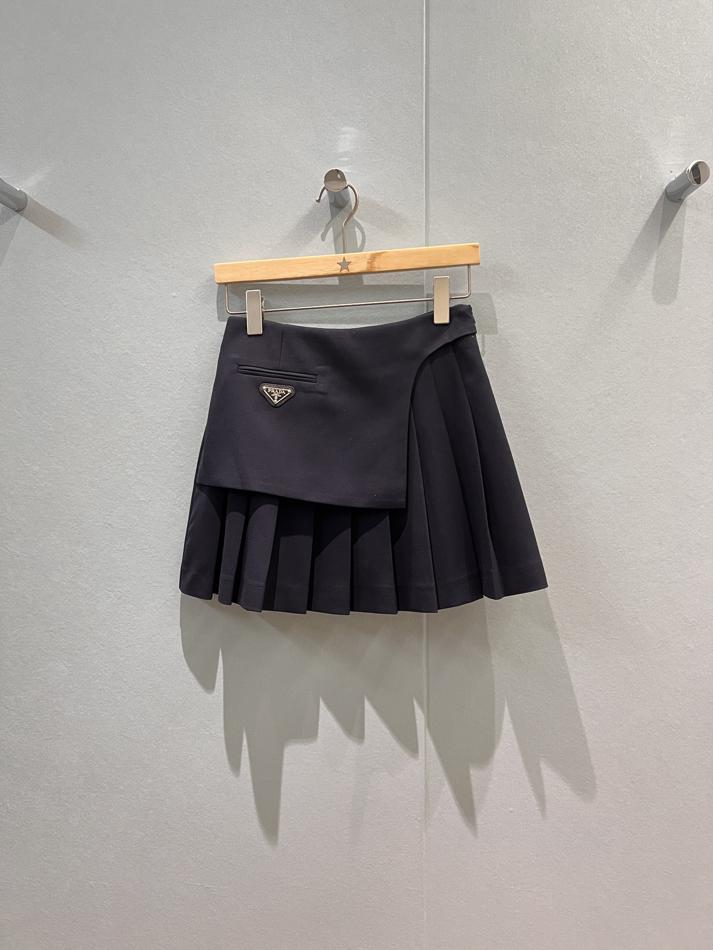 NO:467188,New spliced ​​irregular skirt decoration design, fake two-piece pleated skirt triangle badge decoration, lined shorts, casual and versatile, age-reducing necessities, black dark blue dark gray S-XL, skirts, shorts, alexander wang19860909新款拼接不规则裙摆装饰设计 假两件百褶半裙三角标徽章装饰 内衬短裤 休闲百搭减龄必备 黑色深蓝深灰 S-XL,,skirts,shorts,alexander wang,Women's clothing