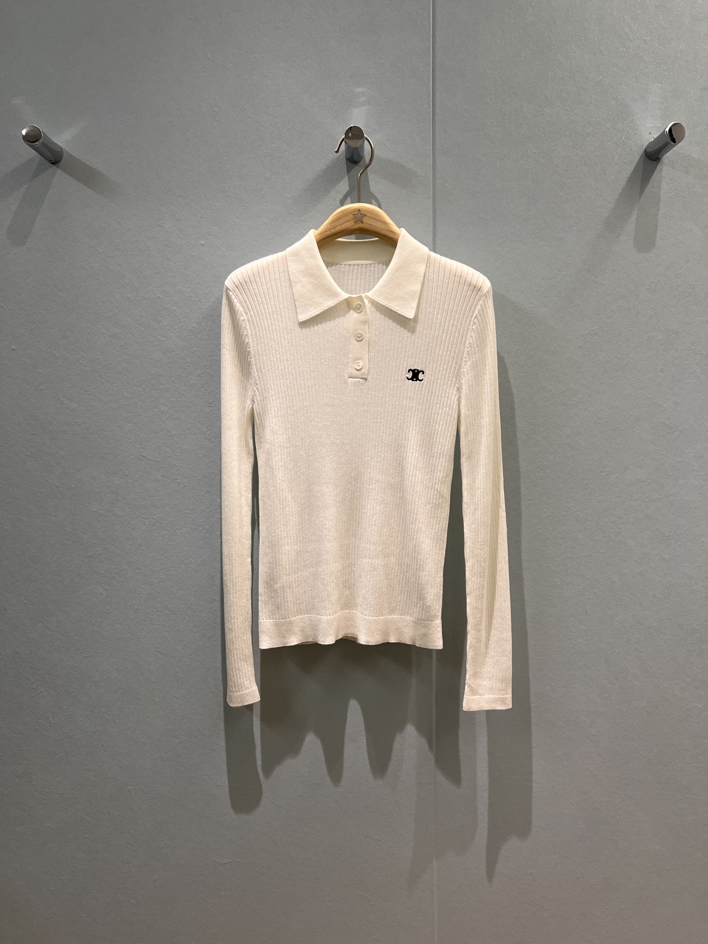 NO:467194,Early autumn new Arc de Triomphe embroidery logo decoration on chest lapel sweater pit strip top slim look slim, age-reducing versatile dark gray dark blue white SML, alexander wang19860909早秋新款胸前凯旋门刺绣logo装饰 翻领针织衫坑条上衣修身显瘦 减龄百搭深灰深蓝白色 SML,,alexander wang,Women's clothing