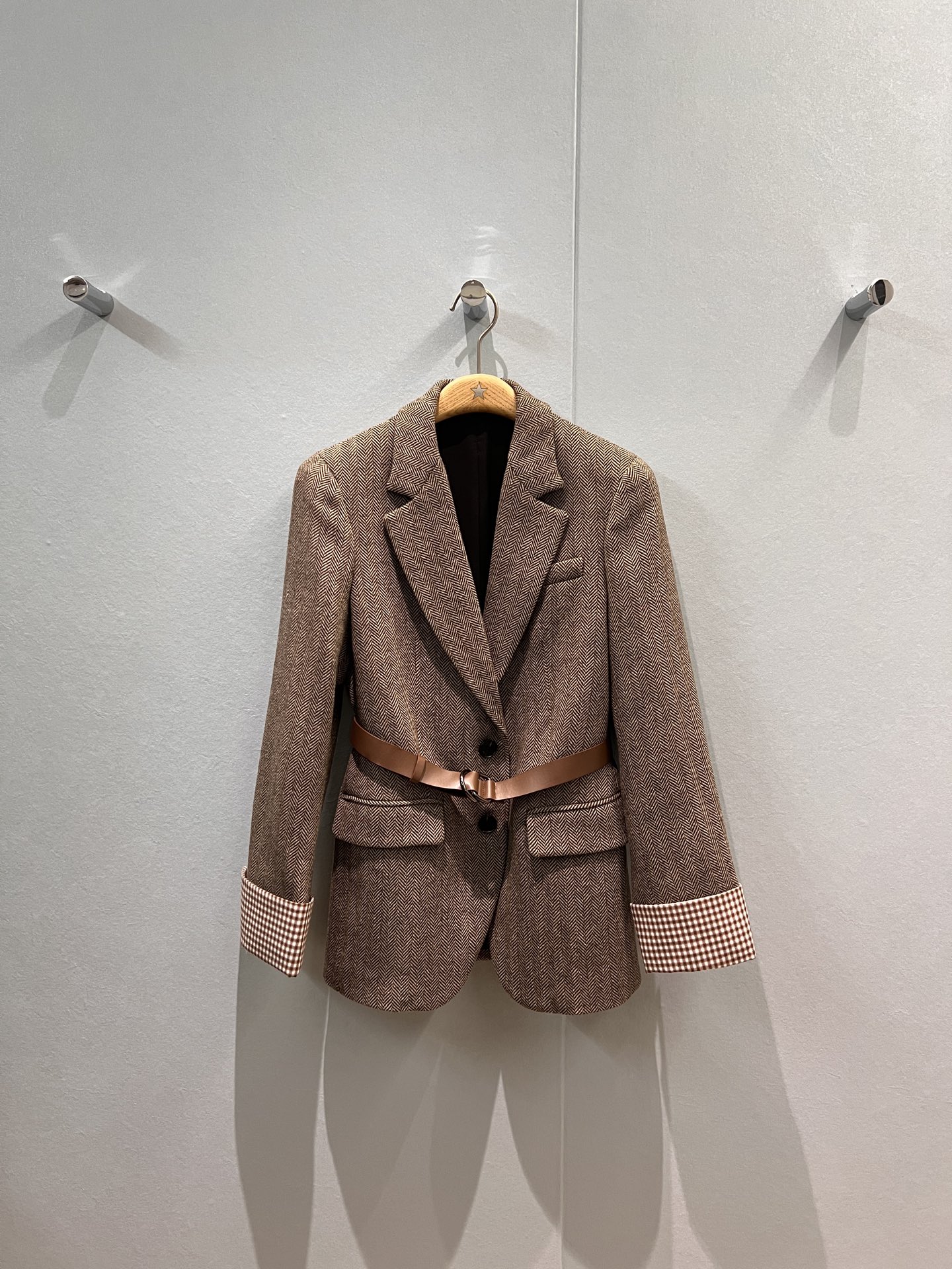 NO:467203,New BC checked cuff spliced ​​human-patterned wool blazer delivery belt decoration Fashion handsome collar classic bead chain decoration Temperament versatile wool blend S-XL,,jackets & coats,business suit,alexander wang19860909新款BC 格纹袖口拼接人纹羊毛西装外套配送腰带装饰 时尚帅气衣领经典珠链装饰 气质百搭 羊毛混纺 S-XL,,jackets & coats,business suit,alexander wang,Women's clothing