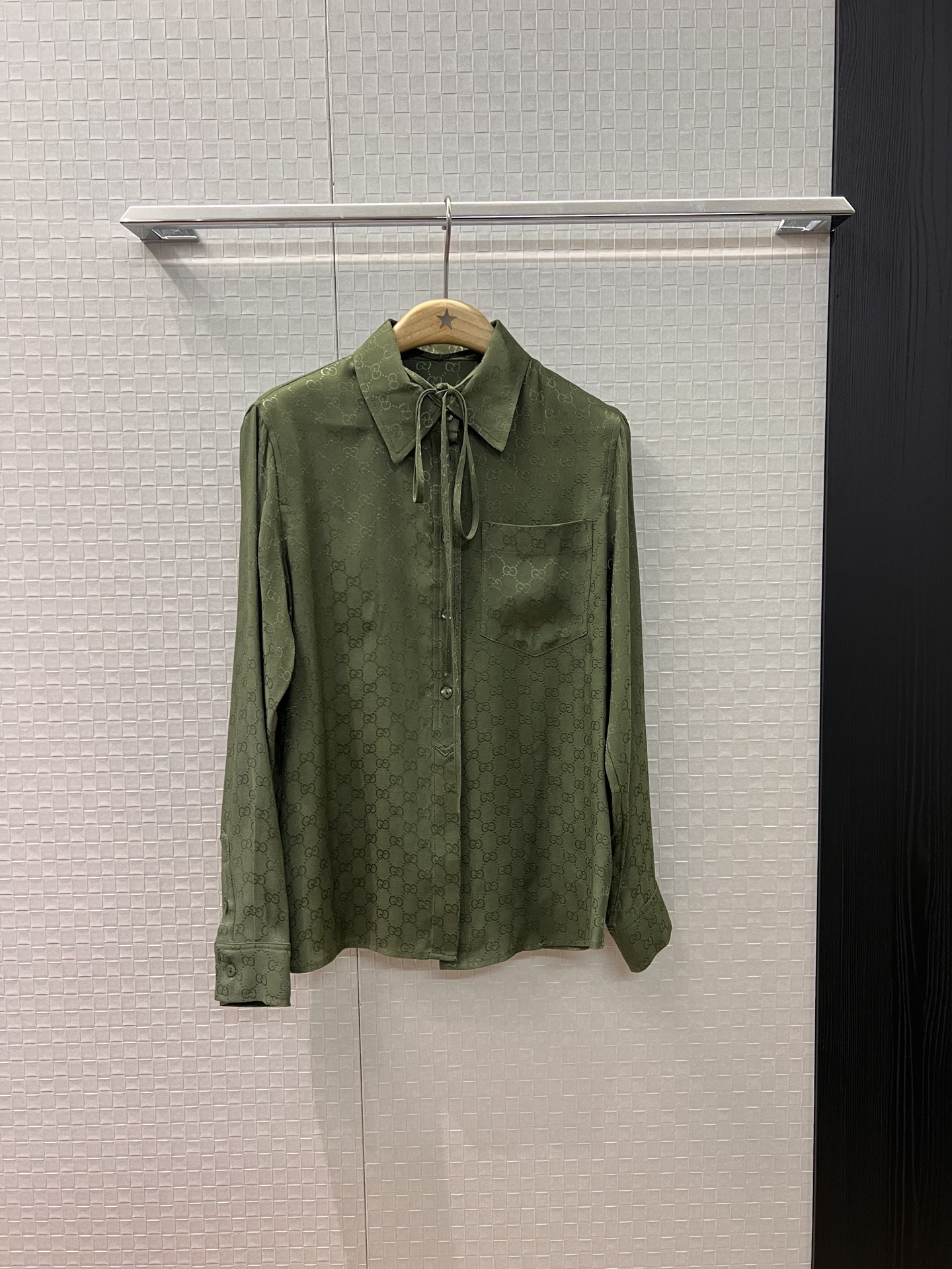 NO:467192,New double G-neck lace-up decorative green shirt, fashionable, lazy and casual, age-reducing versatile, match skirt and pants, sweet and cool SML, skirts, alexander wang19860909新款双G领口系带装饰绿色衬衣 时尚慵懒气质休闲 减龄百搭 搭裙子裤子 又甜又飒SML,,skirts,alexander wang,Women's clothing
