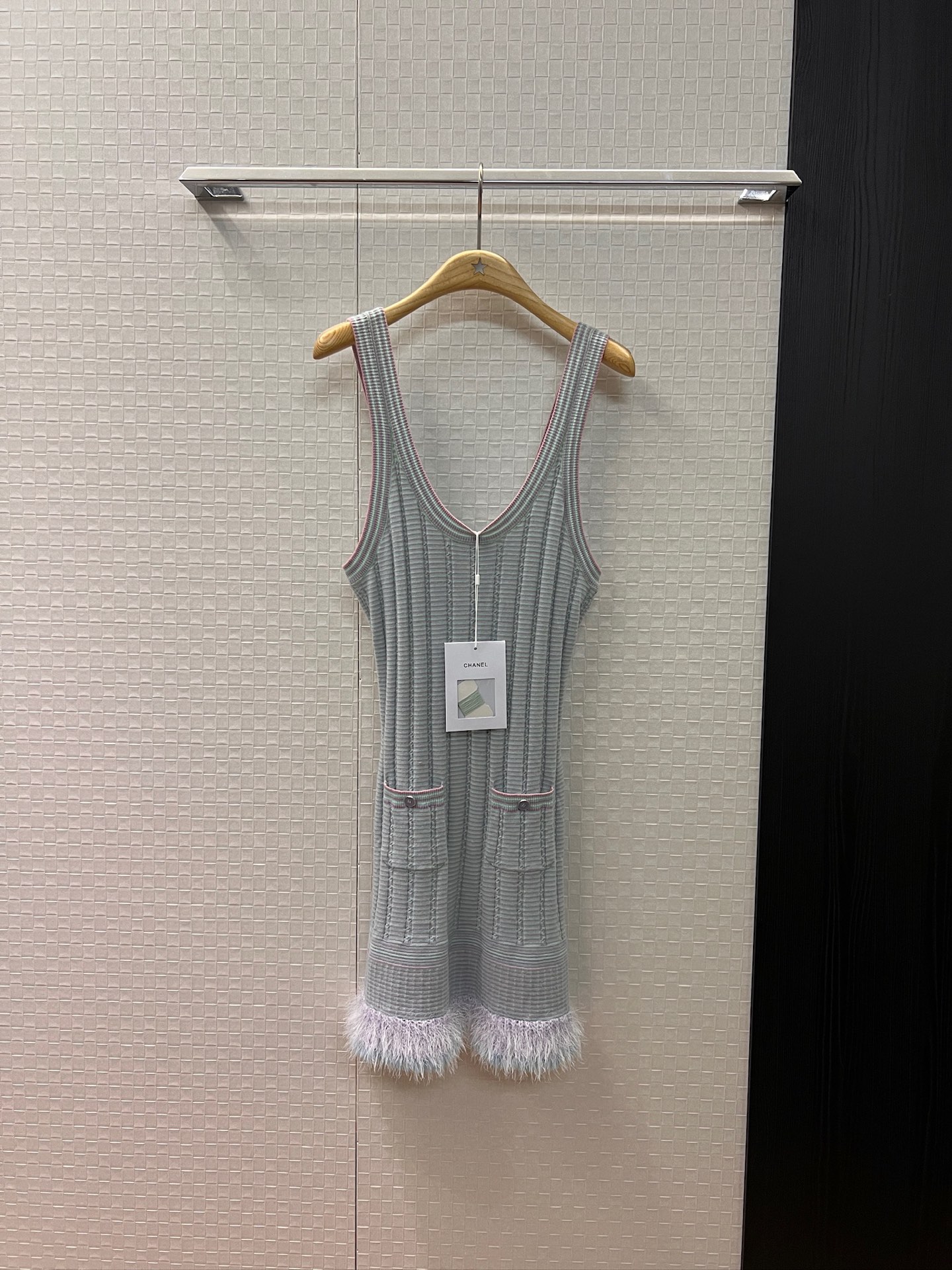 NO:467210,New 25B Macaron striped knitted vest dress with fur decorative skirt slim fit and slim pockets on both sides SML, skirts, alexander wang19860909新款25B 马卡龙条纹针织背心连衣裙 毛毛装饰裙摆修身显瘦 两侧口袋气质名媛 SML,,skirts,alexander wang,Women's clothing