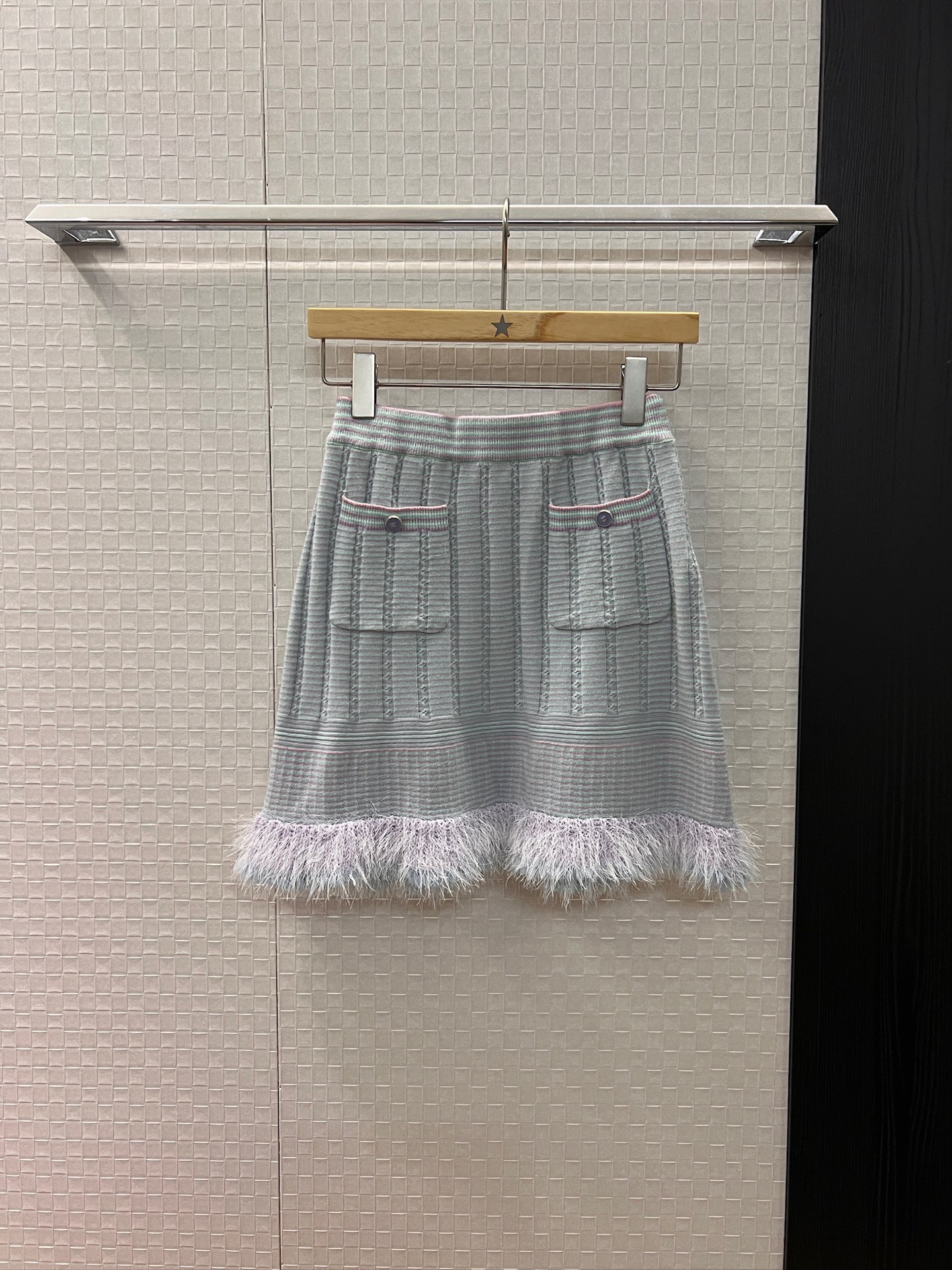 NO:467223,New 25B Macaron striped knitted skirt, elastic waist, fur decorative skirt, slim fit and slim, pockets on both sides, elegant and elegant, age-reducing versatile SML, skirts, alexander wang19860909新款25B 马卡龙条纹针织半裙 松紧腰 毛毛装饰裙摆修身显瘦 两侧口袋气质名媛 减龄百搭 SML,,skirts,alexander wang,Women's clothing