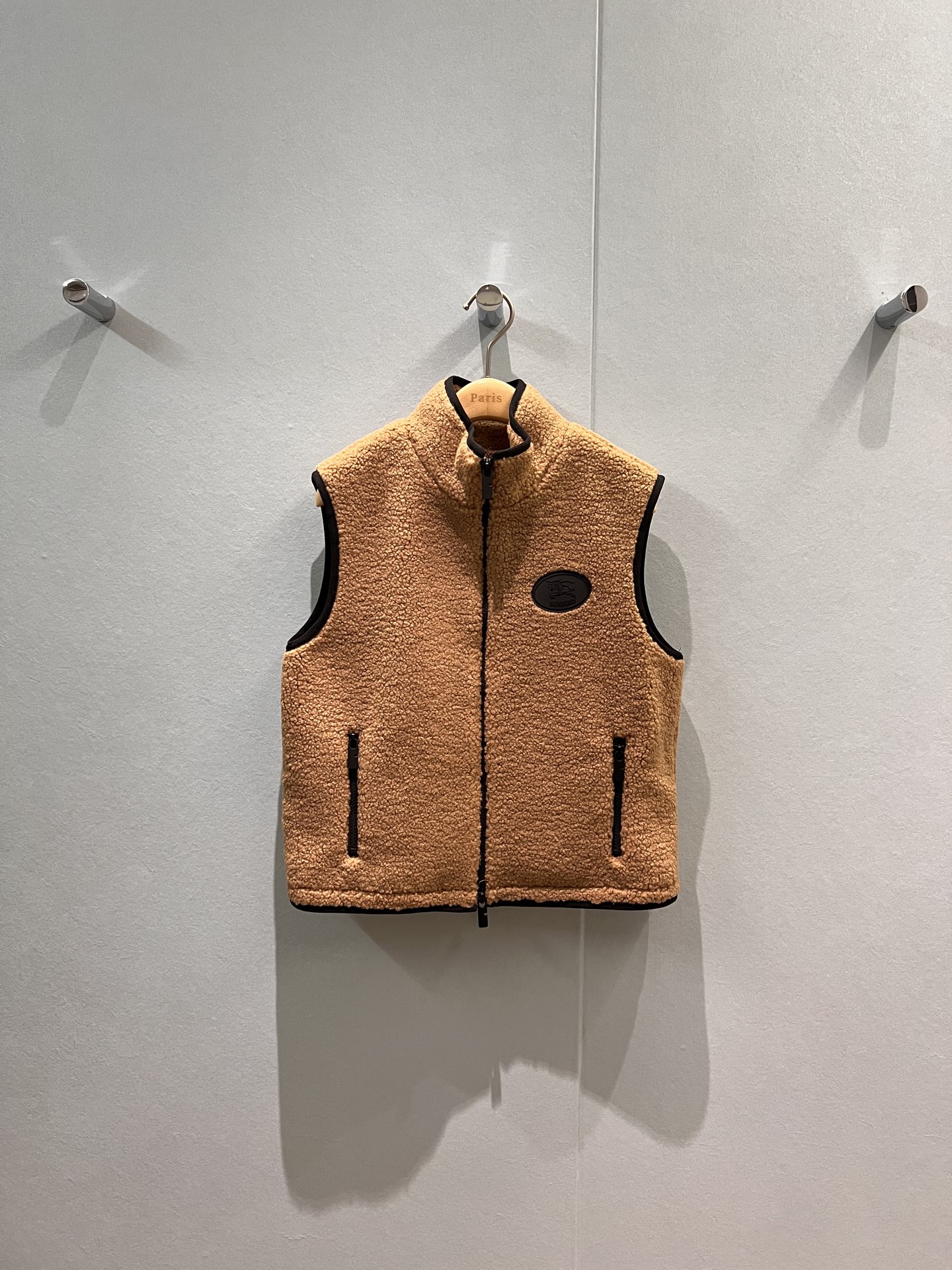 NO:468677,New style of the new stand-up collar Teddy fur rocker vest jacket with three-dimensional glued badge decoration on the chest, slimming, versatile, warm and age-reducing, cute and casual SML, Jackets & coats, alexander wang19860909新款来袭立领泰迪毛毛摇粒马甲外套胸前立体滴胶徽章装饰 显瘦百搭保暖减龄 可爱休闲 SML,,jackets & coats,alexander wang,Women's clothing