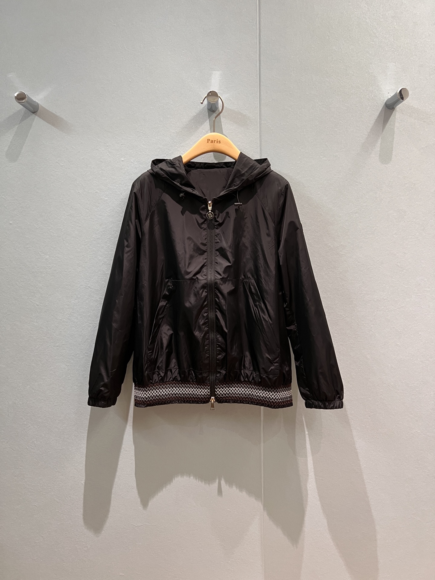 NO:468731,New style hooded windbreaker jacket with hem heavy work elastic design classic logo armband decoration windproof sun protection casual loose sports age reduction black yellow rose pink white S-XL, Moncler, jackets & coats,hats,alexander wang19860909新款冲冲蒙口连帽风衣外套 下摆重工打揽松紧设计经典logo袖标装饰 防风防晒 休闲宽松运动减龄 黑色黄色玫粉白色 S-XL,,Moncler,jackets & coats,hats,alexander wang,Women's clothing