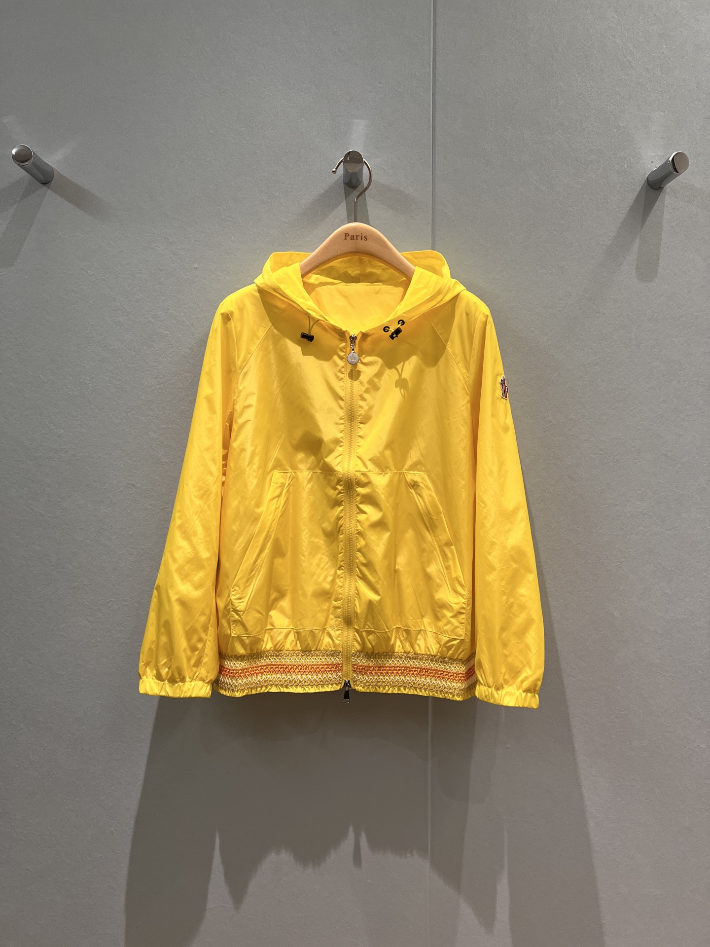 NO:468747,New style hooded windbreaker jacket with hem heavy work elastic design classic logo armband decoration windproof sun protection casual loose sports age reduction black yellow rose pink white S-XL, Moncler, jackets & coats,hats,alexander wang19860909新款冲冲蒙口连帽风衣外套 下摆重工打揽松紧设计经典logo袖标装饰 防风防晒 休闲宽松运动减龄 黑色黄色玫粉白色 S-XL,,Moncler,jackets & coats,hats,alexander wang,Women's clothing