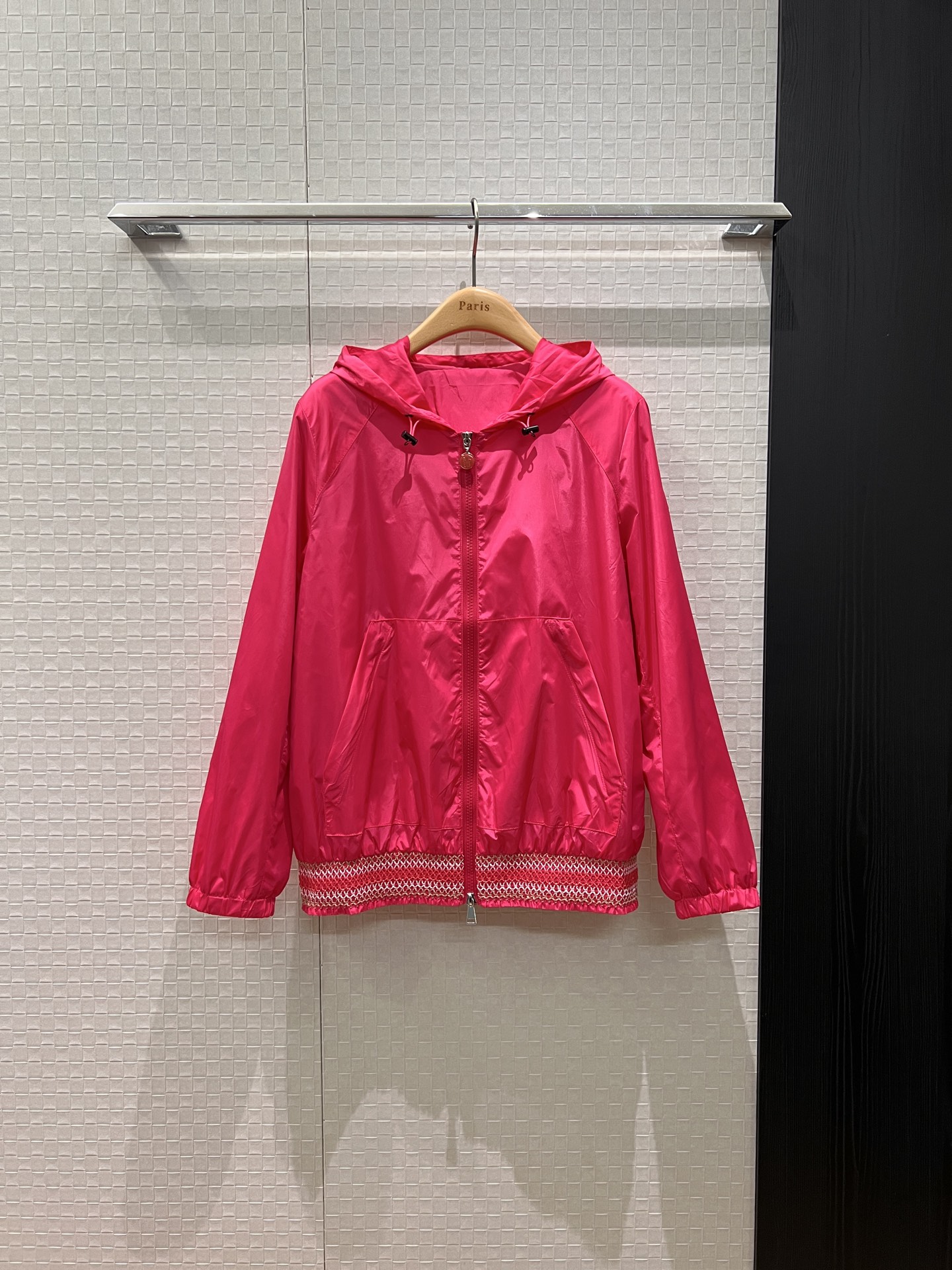 NO:468763,New style hooded windbreaker jacket with hem heavy work elastic design classic logo armband decoration windproof sun protection casual loose sports age reduction black yellow rose pink white S-XL, Moncler, jackets & coats,hats,alexander wang19860909新款冲冲蒙口连帽风衣外套 下摆重工打揽松紧设计经典logo袖标装饰 防风防晒 休闲宽松运动减龄 黑色黄色玫粉白色 S-XL,,Moncler,jackets & coats,hats,alexander wang,Women's clothing