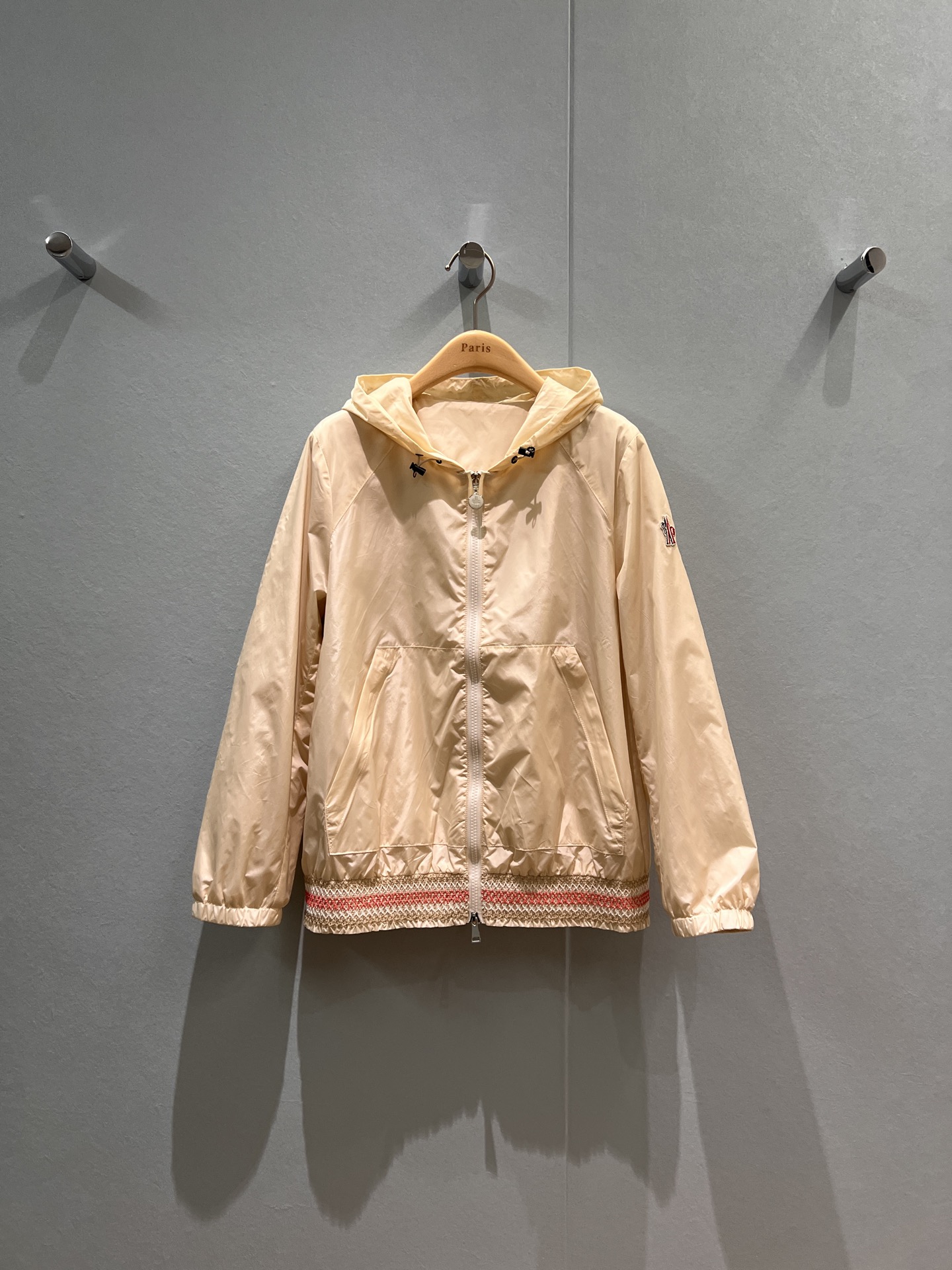 NO:468777,New style hooded windbreaker jacket with hem heavy work elastic design classic logo armband decoration windproof sun protection casual loose sports age reduction black yellow rose pink white S-XL, Moncler, jackets & coats,hats,alexander wang19860909新款冲冲蒙口连帽风衣外套 下摆重工打揽松紧设计经典logo袖标装饰 防风防晒 休闲宽松运动减龄 黑色黄色玫粉白色 S-XL,,Moncler,jackets & coats,hats,alexander wang,Women's clothing