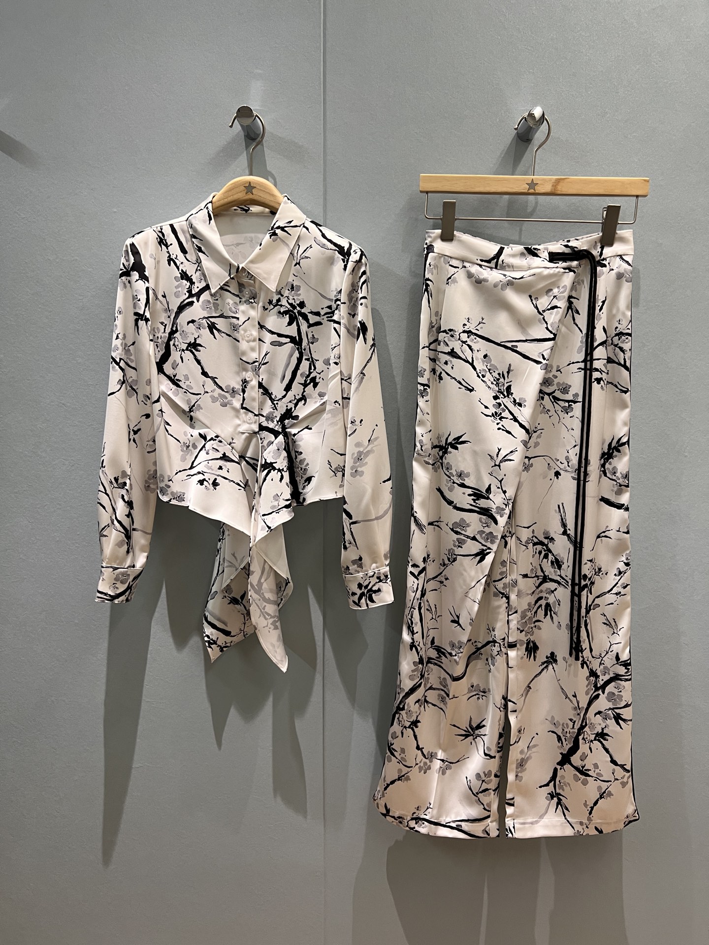 NO:468732,Shirt, new style of pants, early autumn series, ink painting print, knotted short shirt with asymmetrical placket design, wide-leg pants, folding lace-up decoration, elegant and intellectual temperament, age-reducing SML,,alexander wang19860909衬衣 裤子新款早秋系列 水墨丹青印花 下摆打结短衬衣不对称门襟设计阔腿裤 盘扣系带装饰优雅知性 气质减龄 SML,,alexander wang,Women's clothing