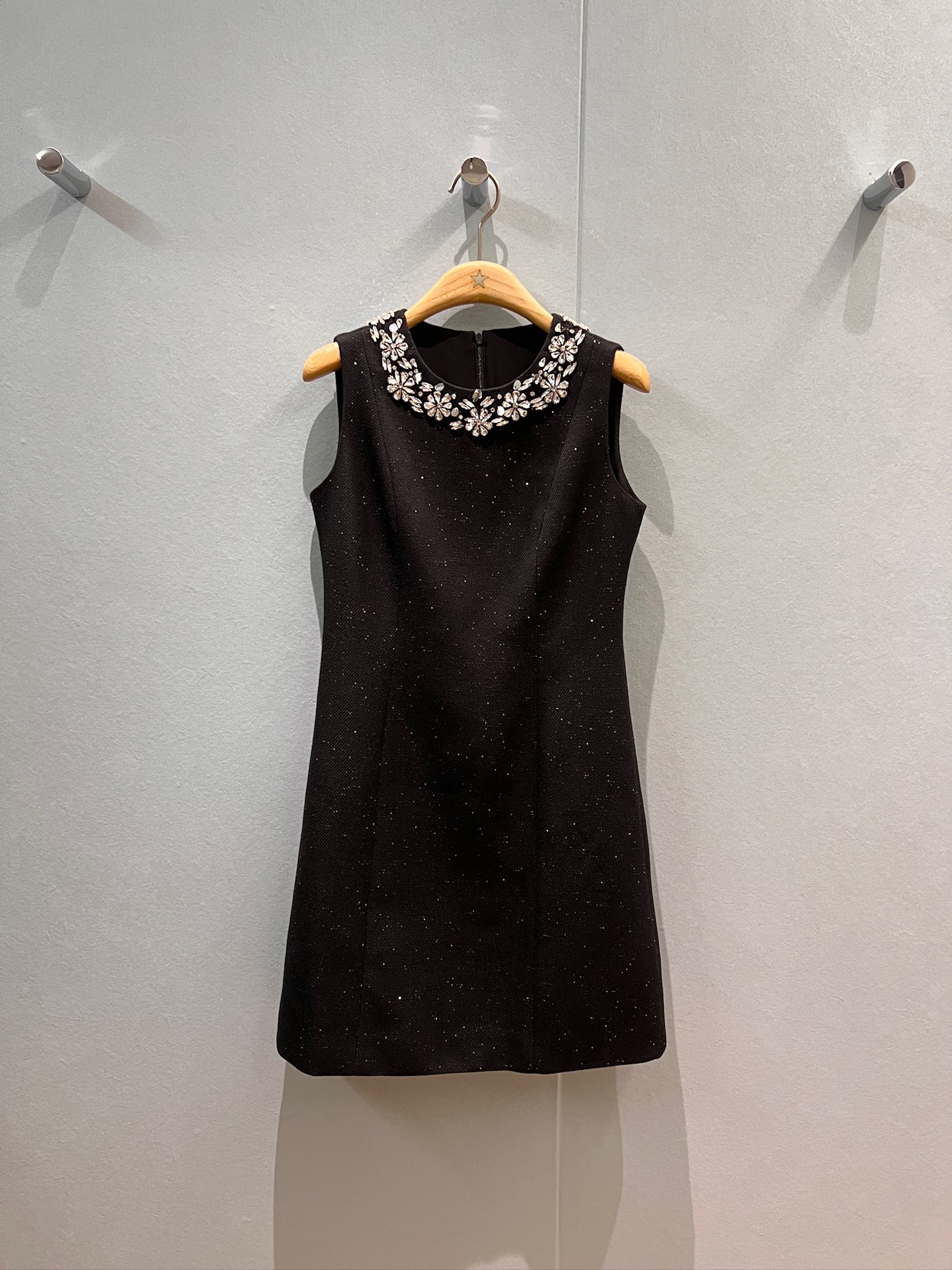 NO:468772,New round neck heavy industry diamond-inlaided sleeveless vest dress, three-dimensional tailoring, slim and slim temperament, temperament and age-reducing sweet lady black and white S-XL,, skirts,alexander wang19860909新款圆领重工镶钻装饰无袖背心连衣裙 立体剪裁 修身显瘦名媛气质 气质减龄 甜美淑女黑色白色 S-XL,,skirts,alexander wang,Women's clothing