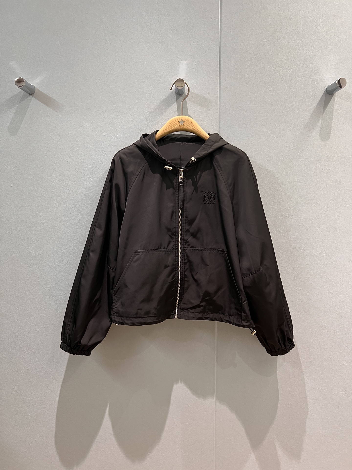 NO:468726,New style recommended hooded ragdoll sleeve design casual jacket, chest loewe badge embroidery decorative cuffs elastic, hem drawstring adjustment, loose and versatile, too cool black and white SML, loewe, jackets & coats,hats,alexander wang19860909新款推荐连帽插肩袖设计休闲外套 胸前loewe徽章刺绣装饰袖口松紧 下摆抽绳调节 宽松百搭 太酷啦黑色白色 SML,,loewe,jackets & coats,hats,alexander wang,Women's clothing