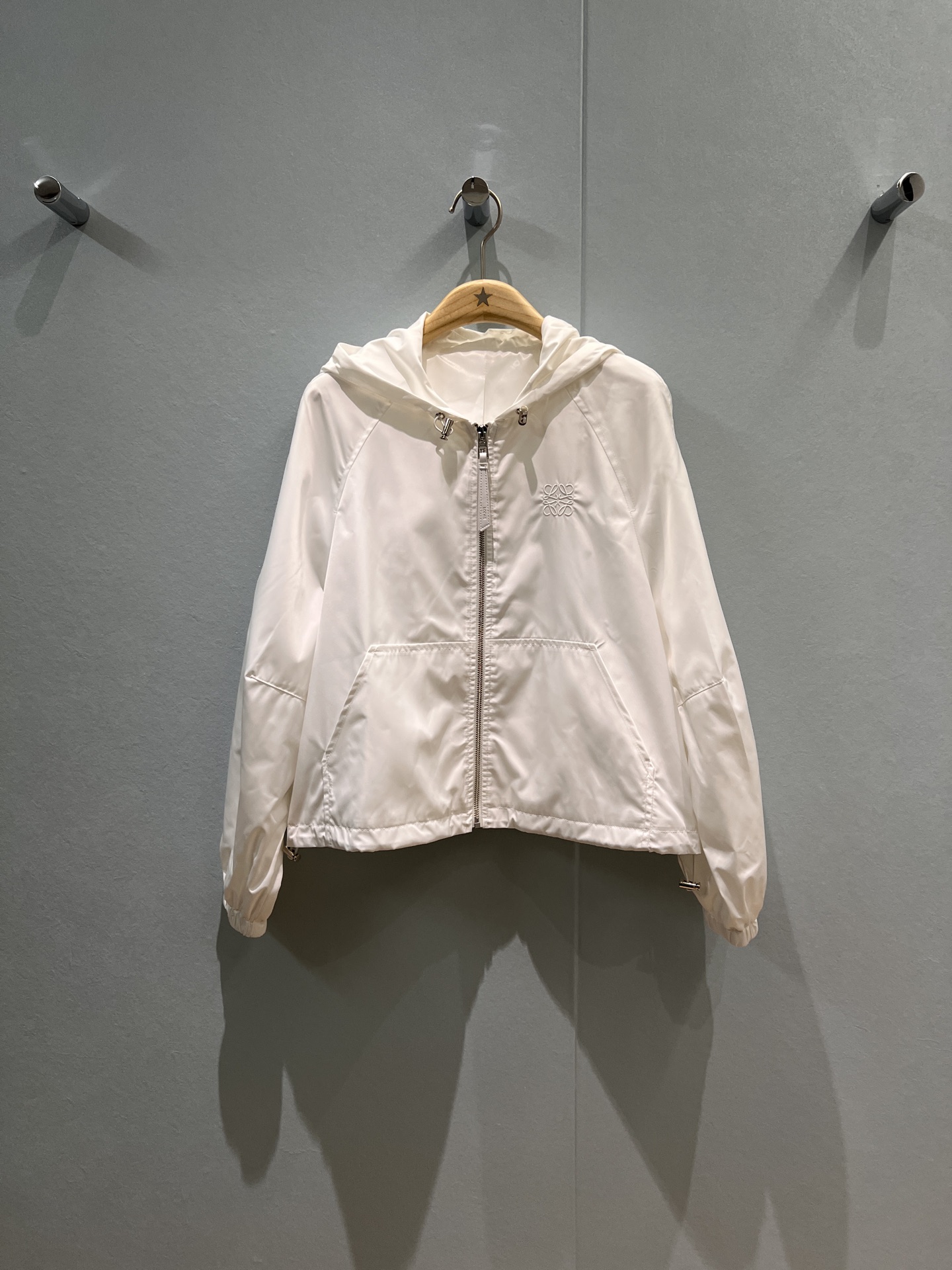 NO:468759,New style recommended hooded ragdoll sleeve design casual jacket, chest loewe badge embroidery decorative cuffs elastic, hem drawstring adjustment, loose and versatile, too cool black and white SML, loewe, jackets & coats,hats,alexander wang19860909新款推荐连帽插肩袖设计休闲外套 胸前loewe徽章刺绣装饰袖口松紧 下摆抽绳调节 宽松百搭 太酷啦黑色白色 SML,,loewe,jackets & coats,hats,alexander wang,Women's clothing