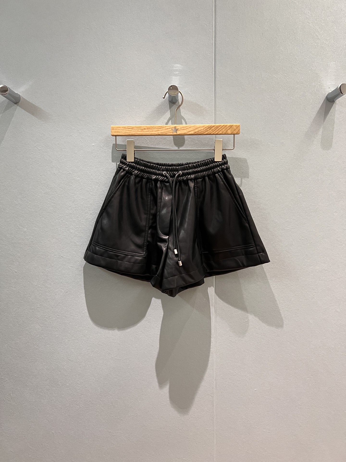 NO:468780,New style recommended loewe autumn and winter elastic waist drawstring decoration A-line wide-leg protein leather shorts feel super soft and delicate, age-reducing versatile hardware accessories open mold black wine red SML, loewe, shorts, alexander wang19860909新款推荐loewe秋冬松紧腰抽绳装饰 A字阔腿蛋白皮短裤手感超柔软细腻 减龄百搭 五金配件开模黑色酒红 SML,,loewe,shorts,alexander wang,Women's clothing