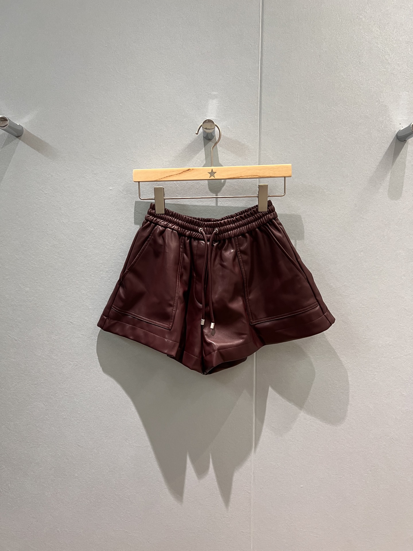 NO:468767,New style recommended loewe autumn and winter elastic waist drawstring decoration A-line wide-leg protein leather shorts feel super soft and delicate, age-reducing versatile hardware accessories open mold black wine red SML, loewe, shorts, alexander wang19860909新款推荐loewe秋冬松紧腰抽绳装饰 A字阔腿蛋白皮短裤手感超柔软细腻 减龄百搭 五金配件开模黑色酒红 SML,,loewe,shorts,alexander wang,Women's clothing