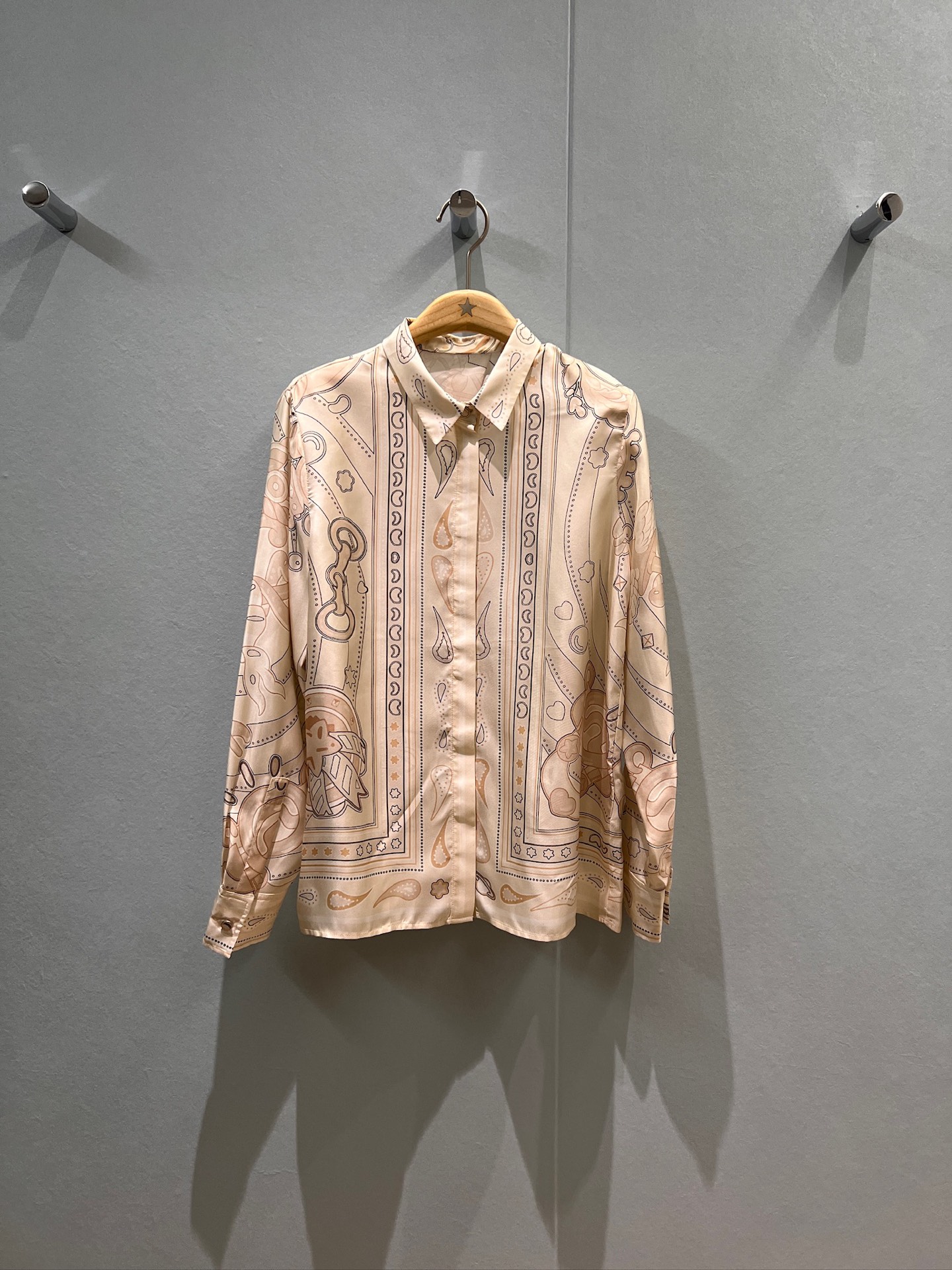 NO:470126,New positioning printed silk twill silk shirt in early autumn. Heavy silk simple and fashionable. Commuting and versatile temperament. Black apricot color. S-XL, real silk, alexander wang19860909早秋新款定位印花真丝斜纹真丝衬衣 重磅真丝简约时尚 通勤百搭 名媛气质 黑色杏色 S-XL,,real silk,alexander wang,Women's clothing