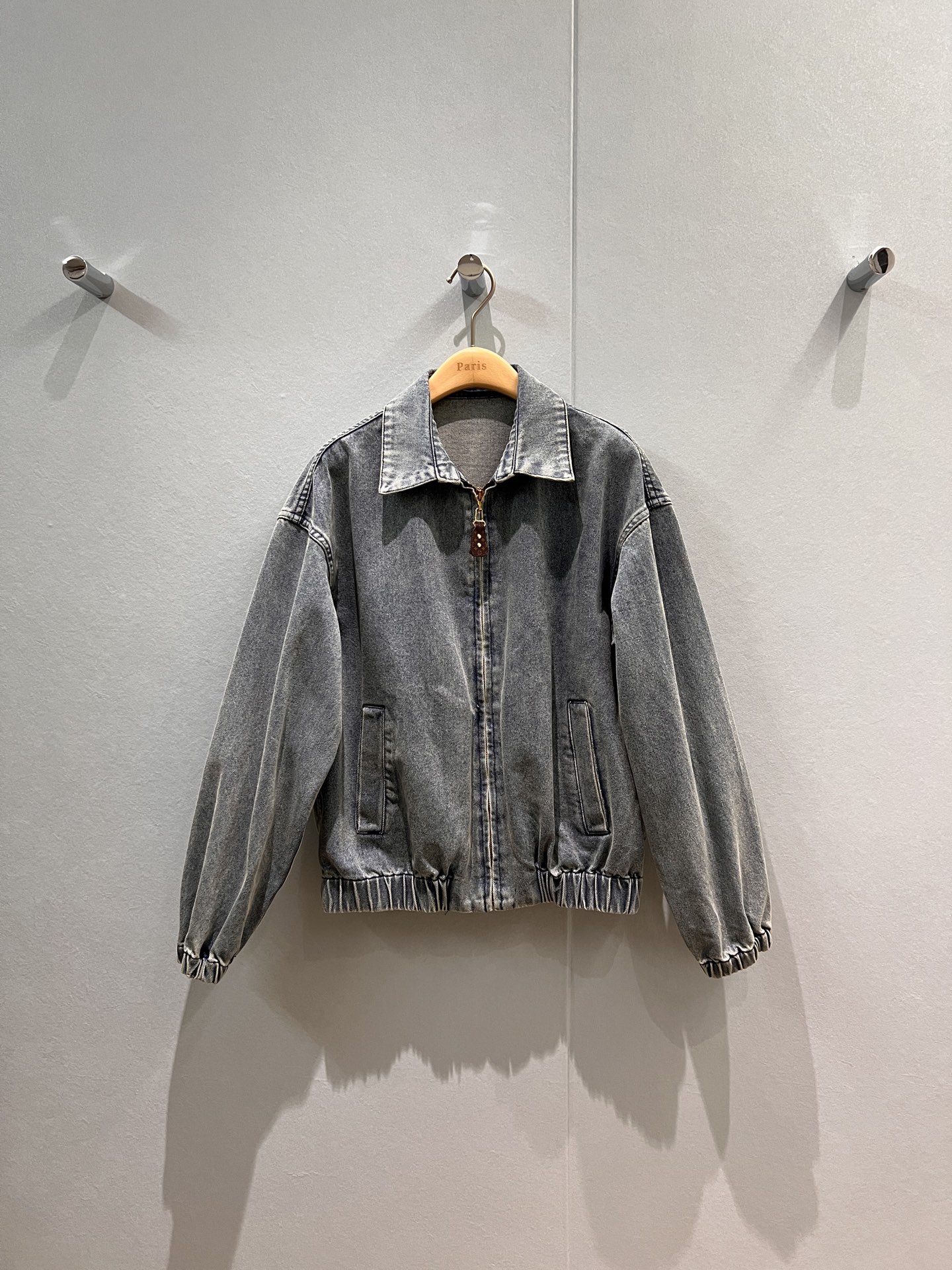 NO:470132,The same style as Ouyang Nana, the back of the patch logo letter decoration, the washing lapel denim jacket loose style, the cuff hem is elastic and the hem is sweet and cool, versatile SML,, jackets & coats, jackets & coats, alexander wang19860909新款欧阳娜娜同款 背后贴布logo字母装饰 洗水翻领牛仔夹克外套宽松版型 袖口下摆松紧束口 甜酷百搭SML,,jackets & coats,jackets & coats,alexander wang,Women's clothing