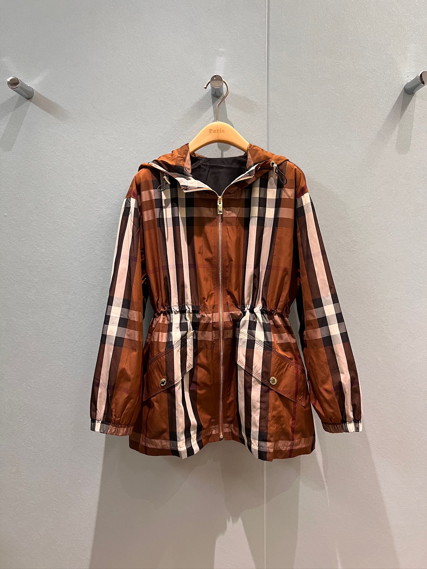 NO:470155,New style is coming birch brown checked hooded jacket windbreaker jacket waist drawstring waist design hardware accessories mold opening pockets on both sides casual sports age-reducing versatile SML,,jackets & coats,jackets & coats,hats,alexander wang19860909新款来袭桦木棕格纹连帽夹克风衣外套腰部抽绳收腰设计五金配件开模 两侧口袋 休闲运动 减龄百搭 SML,,jackets & coats,jackets & coats,hats,alexander wang,Women's clothing
