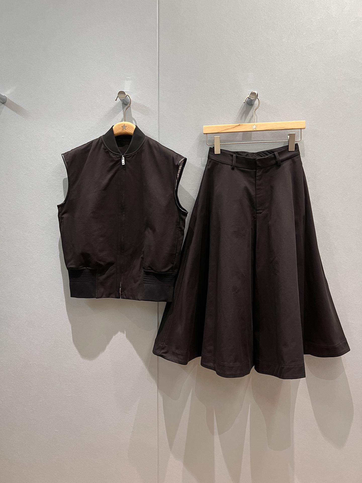 NO:470161,New BV ribbed stand collar loose vest jacket A-line wide-leg skirt pants, wide-edge ribbed waist-closing classic inverted triangle logo pocket decoration casual age-reducing khaki black SML horse, bottega veneta, skirts, jackets & coats, alexander wang19860909新款BV罗纹立领宽松马甲外套A字阔腿裙裤 下摆宽边罗纹收腰经典倒三角标志口袋装饰 休闲减龄 卡其黑色 SML 马,,bottega veneta,skirts,jackets & coats,alexander wang,Women's clothing