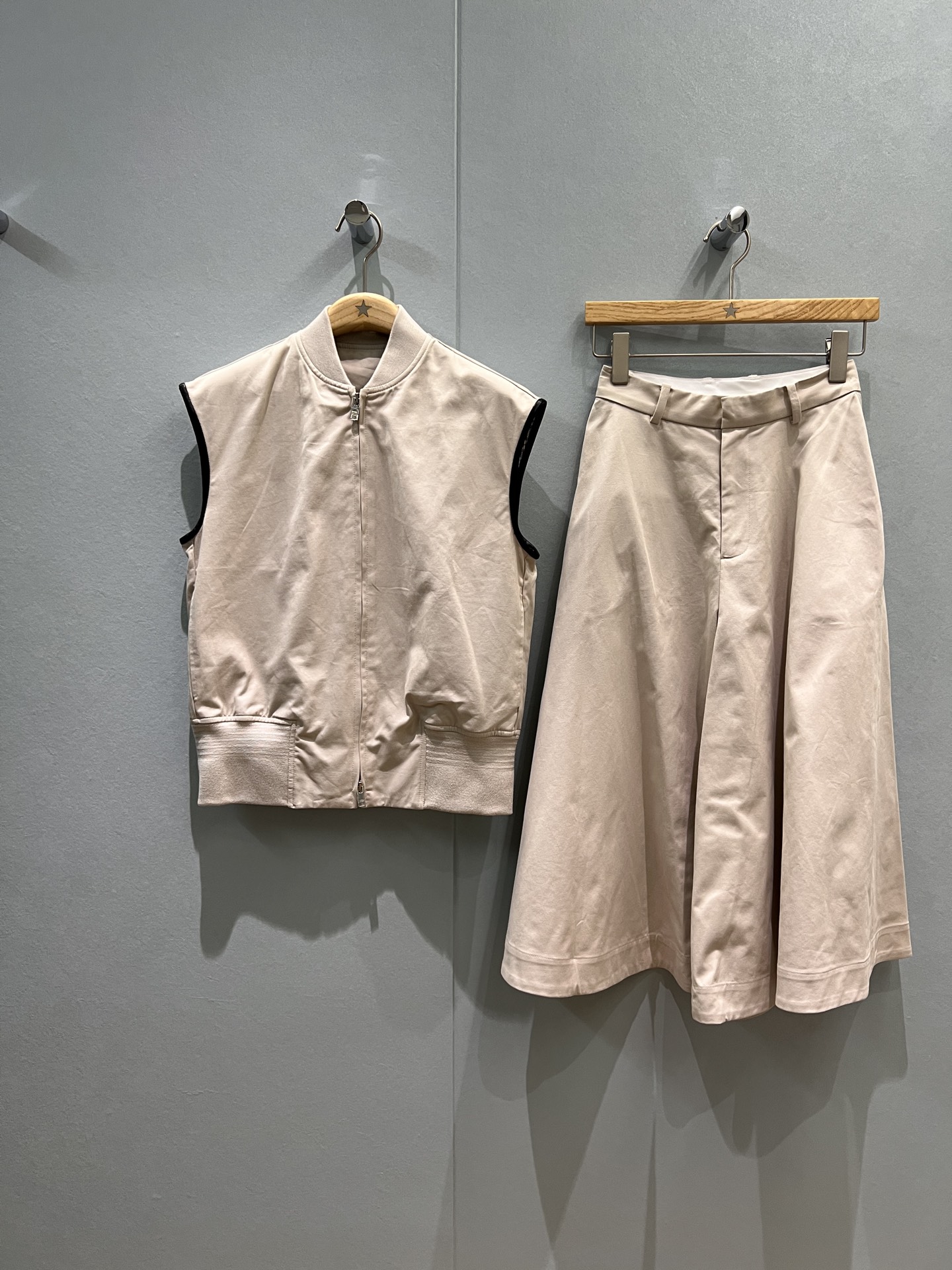 NO:470168,New BV ribbed stand collar loose vest jacket A-line wide-leg skirt pants, wide-edge ribbed waist-closing classic inverted triangle logo pocket decoration casual age-reducing khaki black SML horse, bottega veneta, skirts, jackets & coats, alexander wang19860909新款BV罗纹立领宽松马甲外套A字阔腿裙裤 下摆宽边罗纹收腰经典倒三角标志口袋装饰 休闲减龄 卡其黑色 SML 马,,bottega veneta,skirts,jackets & coats,alexander wang,Women's clothing