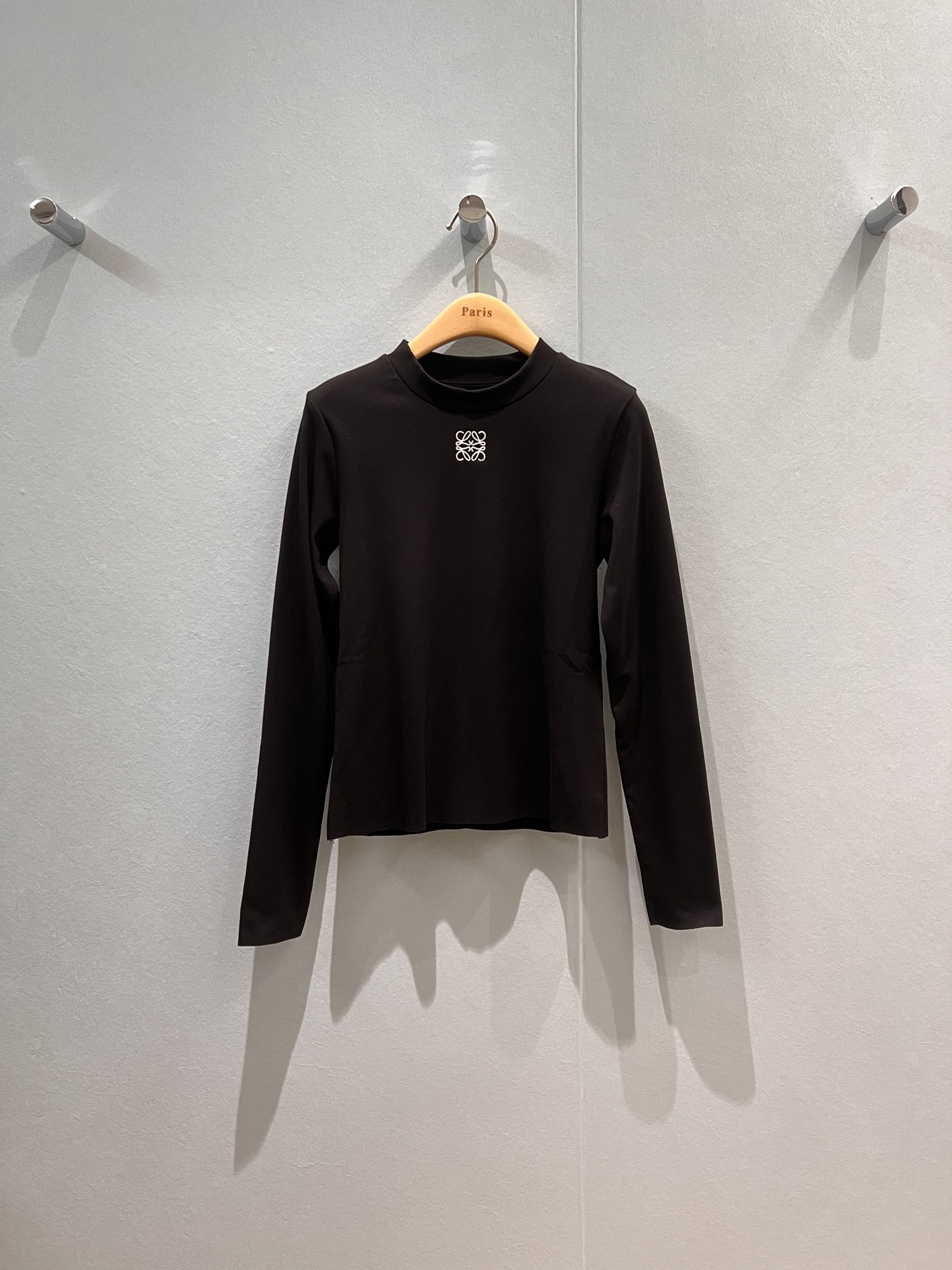 NO:470210,New style recommended loewe embroidered logo decorative fleece base shirt top stretch-fitting, comfortable and warm basics essential for human hands, slim fit and slim, age-reducing versatile black and white SML,,loewe,alexander wang19860909新款推荐loewe刺绣徽标装饰抓绒打底衫上衣 弹力贴身 舒适保暖基础人手必备 修身显瘦 减龄百搭 黑色白色 SML,,loewe,alexander wang,Women's clothing
