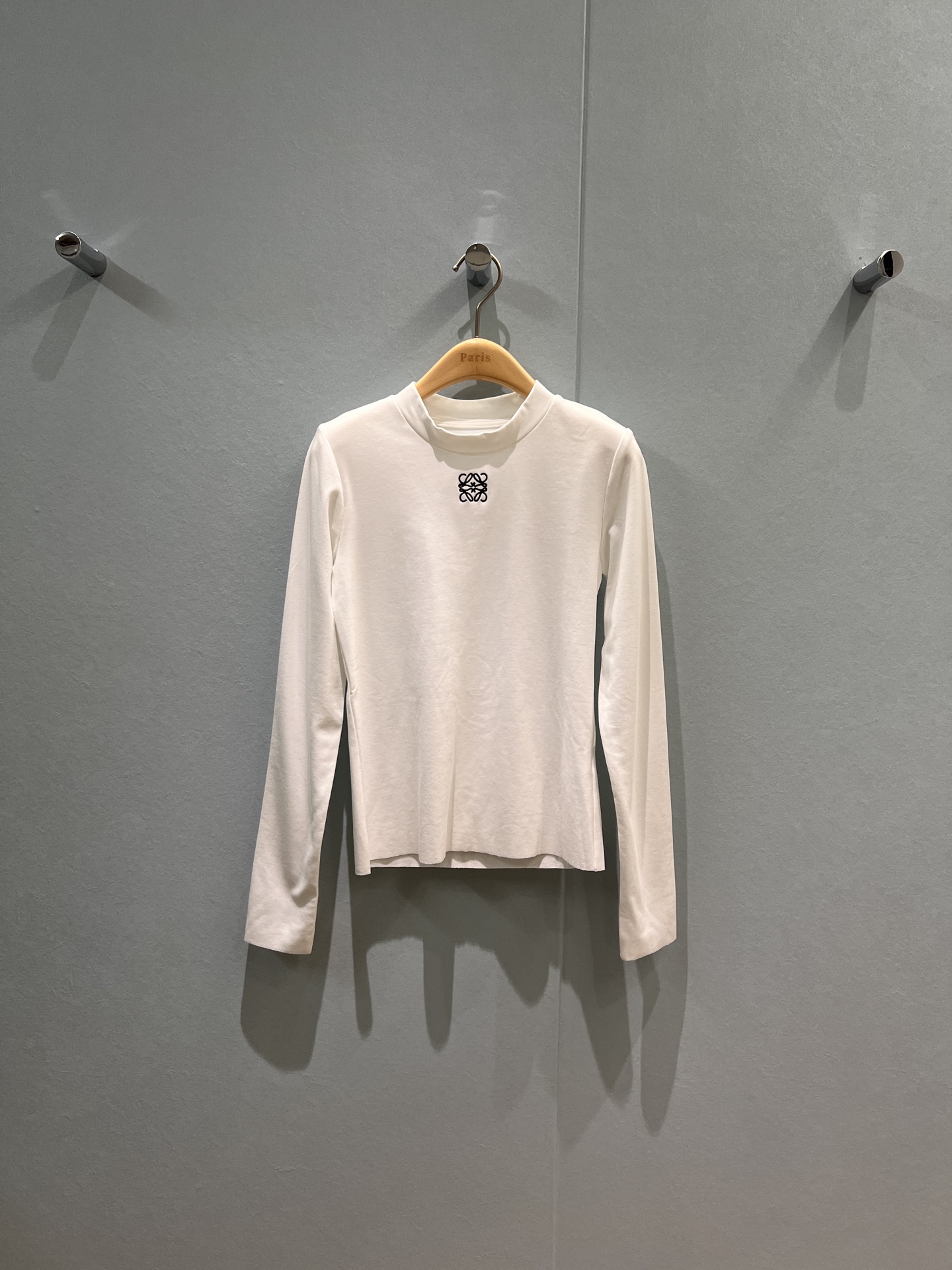 NO:470221,New style recommended loewe embroidered logo decorative fleece base shirt top stretch-fitting, comfortable and warm basics essential for human hands, slim fit and slim, age-reducing versatile black and white SML,,loewe,alexander wang19860909新款推荐loewe刺绣徽标装饰抓绒打底衫上衣 弹力贴身 舒适保暖基础人手必备 修身显瘦 减龄百搭 黑色白色 SML,,loewe,alexander wang,Women's clothing