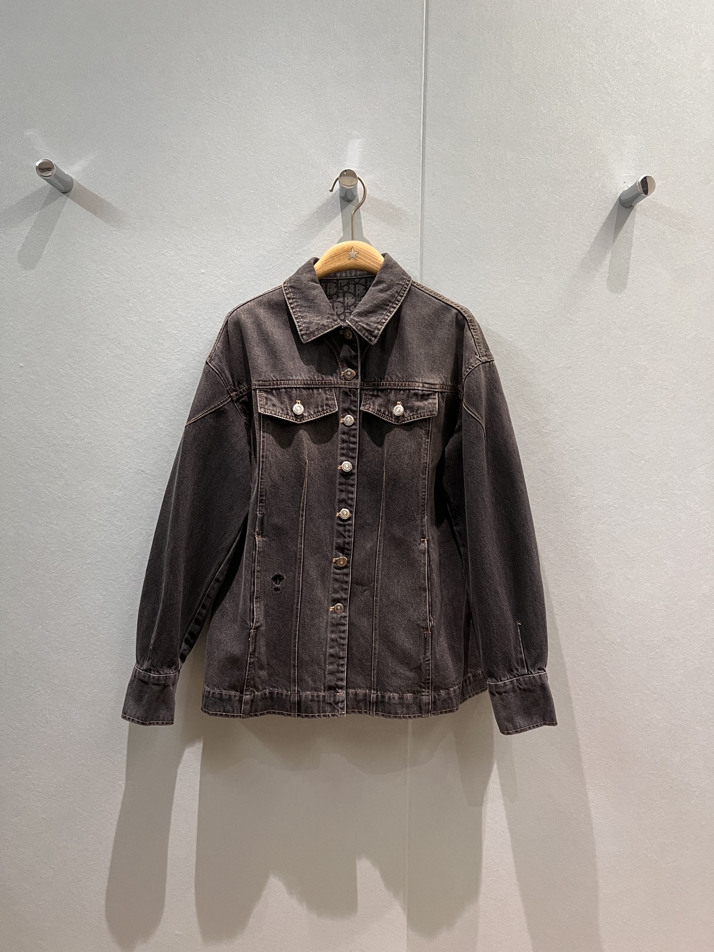 NO:471651,New style of old-fashioned printed wash cowboy jacket waist-closing and tailoring loose and casual embroidered little bee CD hardware accessories mold opening sweet and cool versatile, age-reducing essentials, can be matched with the same series of jeans Carbon black/blue S-XL, jeans, jackets & coats, alexander wang19860909新款内里老花印花洗水牛仔外套收腰剪裁拼接 宽松休闲 刺绣小蜜蜂CD五金配件开模 甜酷百搭 减龄必备 可搭同系列牛仔裤 碳黑/蓝色 S-XL,,jeans,jackets & coats,alexander wang,Women's clothing