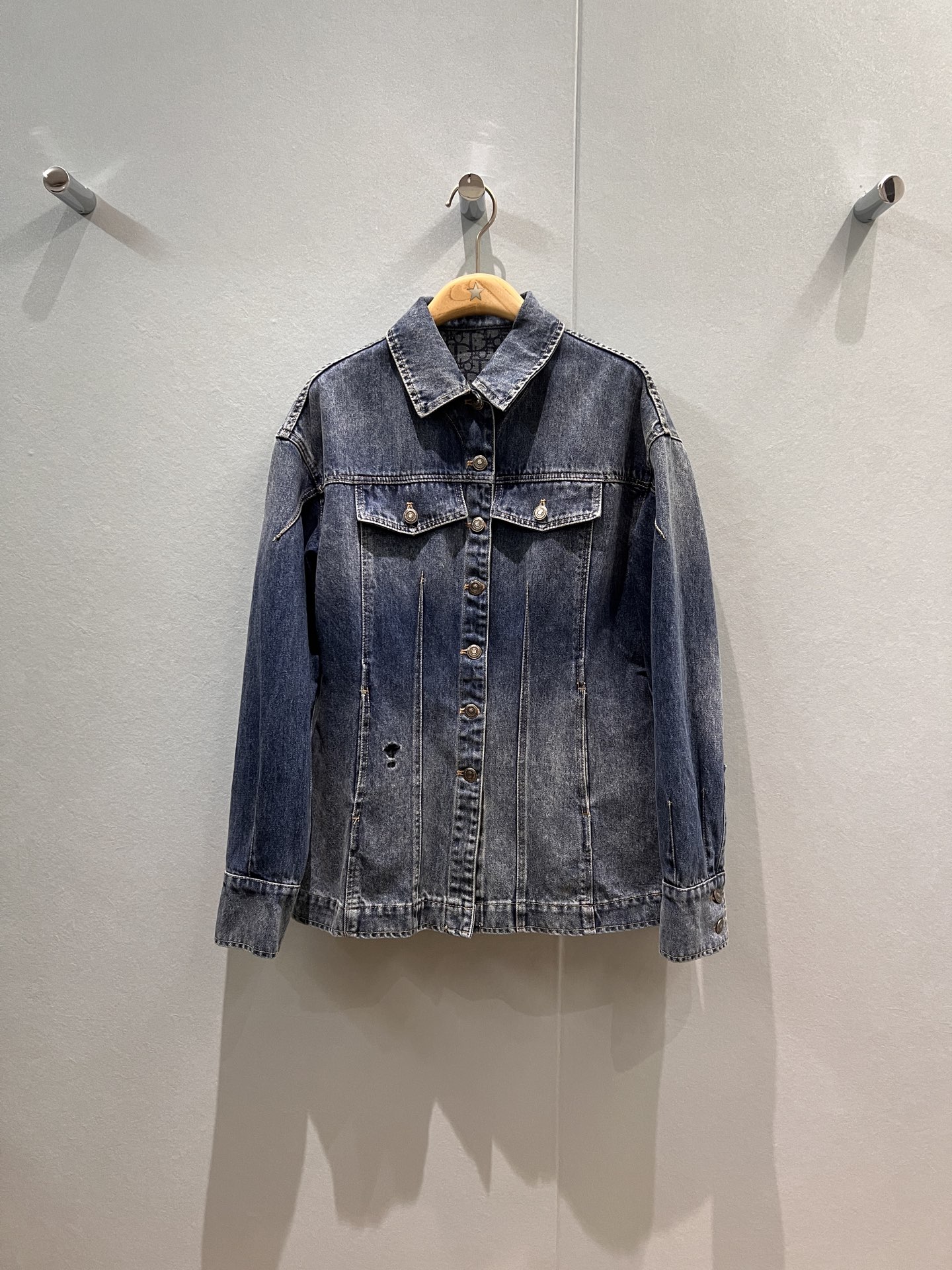 NO:471662,New style of old-fashioned printed wash cowboy jacket waist-closing and tailoring loose and casual embroidered little bee CD hardware accessories mold opening sweet and cool versatile, age-reducing essentials, can be matched with the same series of jeans Carbon black/blue S-XL, jeans, jackets & coats, alexander wang19860909新款内里老花印花洗水牛仔外套收腰剪裁拼接 宽松休闲 刺绣小蜜蜂CD五金配件开模 甜酷百搭 减龄必备 可搭同系列牛仔裤 碳黑/蓝色 S-XL,,jeans,jackets & coats,alexander wang,Women's clothing