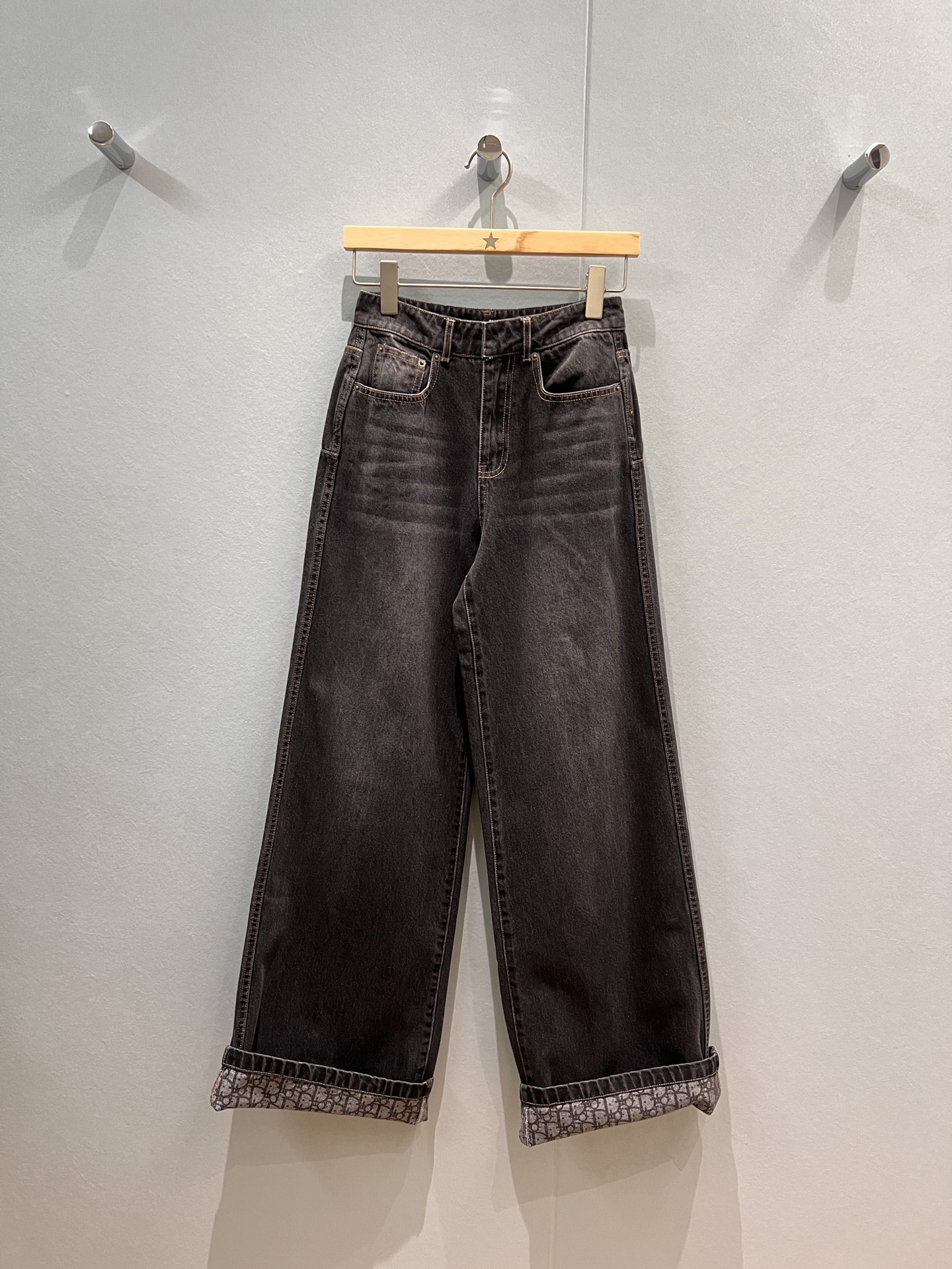 NO:471620,New old-fashioned inner printed wash jeans straight-leg pants casual and fashionable simple design age-reducing all-match trousers with curled edges Decorated with small leather labels at the back Can be matched with the same denim jacket Carbon black/blue S-XL, jeans, jackets & coats,alexander wang19860909新款老花内里印花洗水牛仔裤直筒裤休闲时尚 简约设计 减龄百搭裤脚可卷边 后面小皮标装饰 可搭同款牛仔外套 碳黑/蓝色 S-XL,,jeans,jackets & coats,alexander wang,Women's clothing