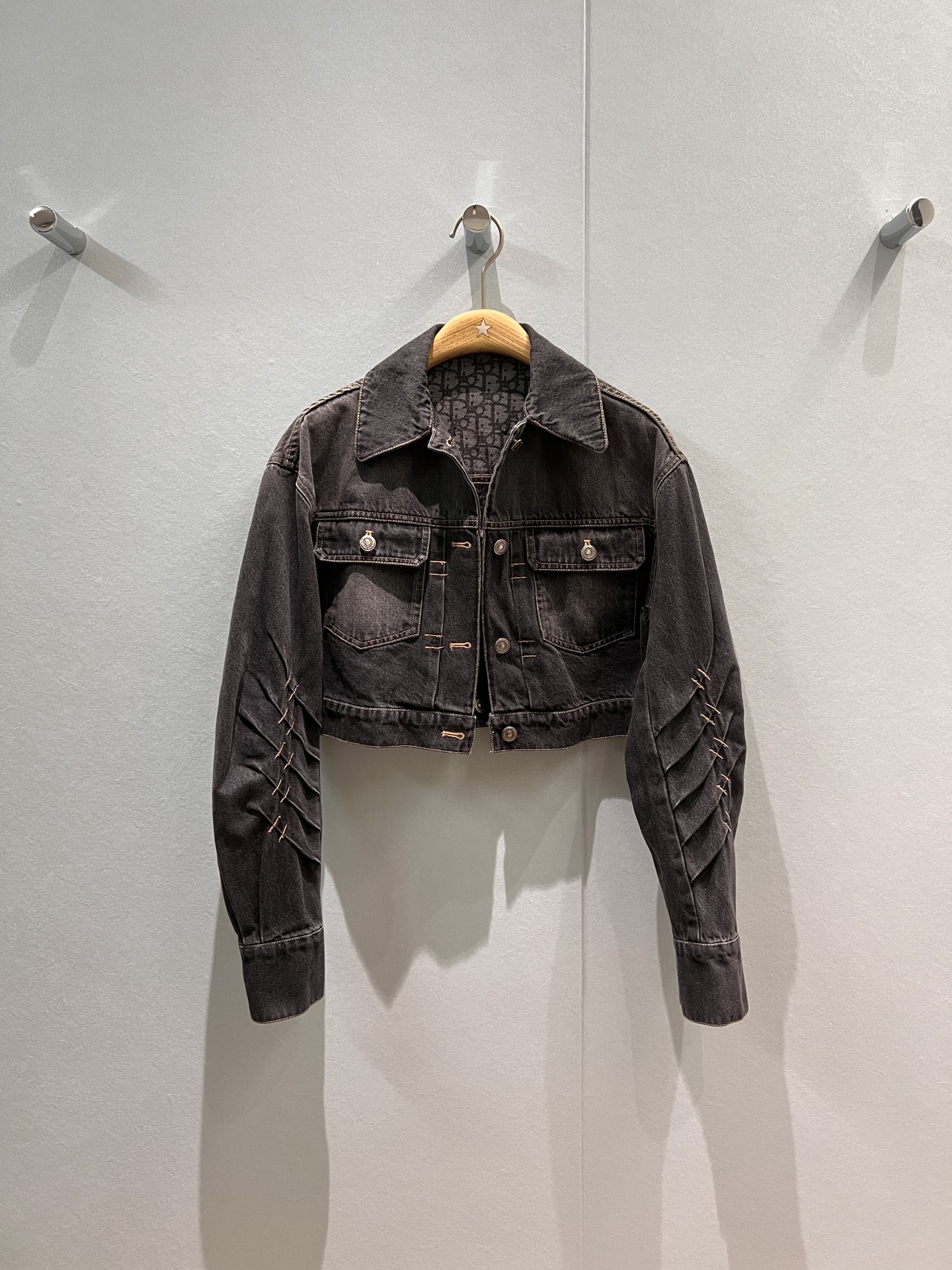 NO:471643,New style of old-fashioned printed short denim jacket splicing fake two-piece design, sleeve pleated decoration, loose casual hardware accessories mold opening, small leather label behind, sweet and cool, versatile, age-reducing essentials, can be matched with the same series of jeans S-XL,, jeans, jackets & coats, alexander wang19860909新款内里老花印花短款牛仔外套拼接假两件设计 袖子褶皱装饰 宽松休闲五金配件开模 背后小皮标 甜酷百搭 减龄必备 可搭同系列牛仔裤 S-XL,,jeans,jackets & coats,alexander wang,Women's clothing