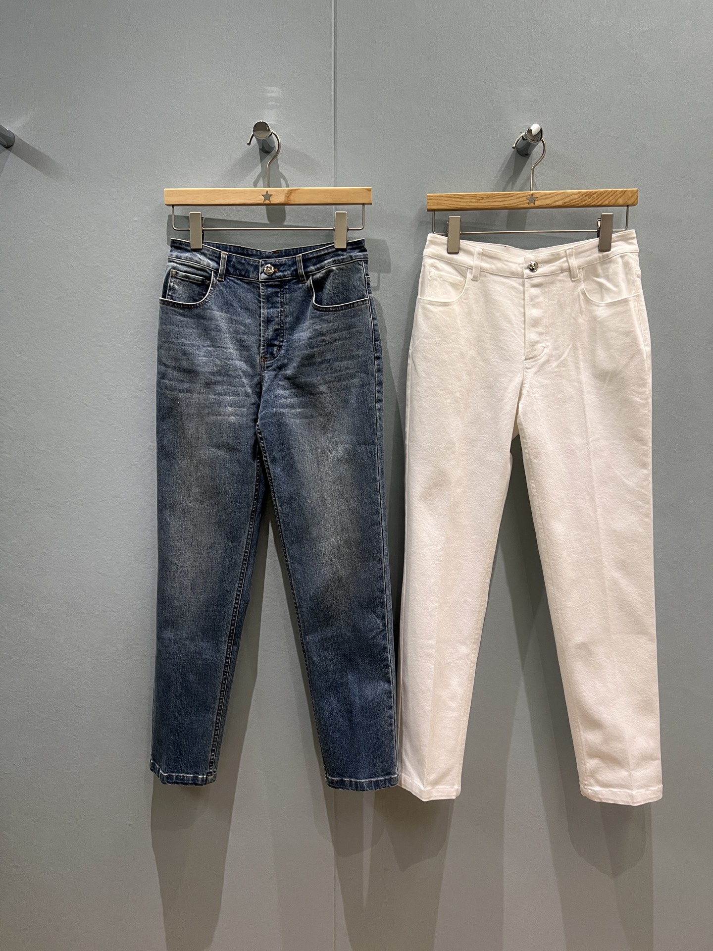 NO:471671,New BC bead chain logo small foot jeans button placket decoration Comfortable fabric stretchy slim-fitting paper sheets must have blue and white SML, jeans, alexander wang19860909新款BC珠链标志小脚牛仔裤钮扣开襟装饰 面料舒适 有弹力 修身显瘦纸片人必备 蓝色白色 SML,,jeans,alexander wang,Women's clothing