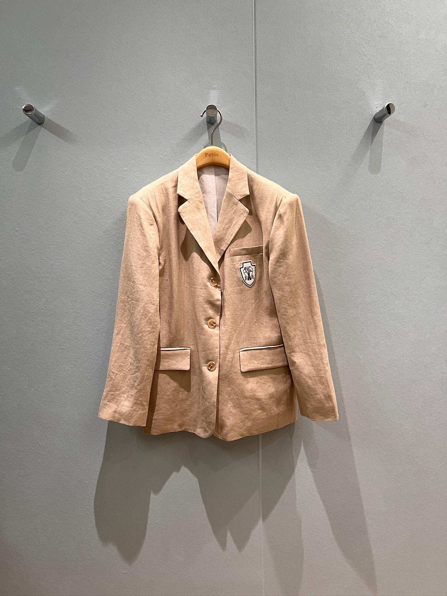 NO:471686,New BC badge decoration linen suit jacket shoulder pad design loose casual back belt waist closure college age reduction SML,,jackets & coats,business suit,alexander wang19860909新款BC徽章装饰 亚麻西装外套垫肩设计 宽松休闲 背后腰带收腰学院减龄 SML,,jackets & coats,business suit,alexander wang,Women's clothing