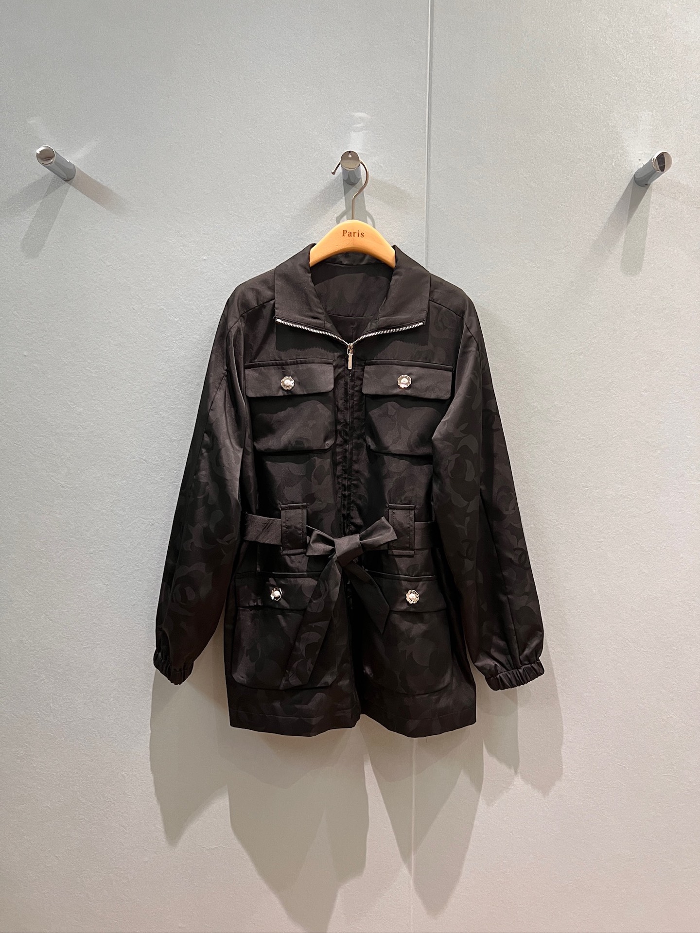 NO:471672,New Camellia dark pattern casual mid-length jacket double C flower buckle belt waist-closing decorative flip four pockets Fashionable and versatile Black and white SML,,jackets & coats,alexander wang19860909新款山茶花暗纹休闲中长款外套双C花朵扣 系腰带收腰装饰翻盖四口袋 时尚百搭 黑色白色 SML,,jackets & coats,alexander wang,Women's clothing