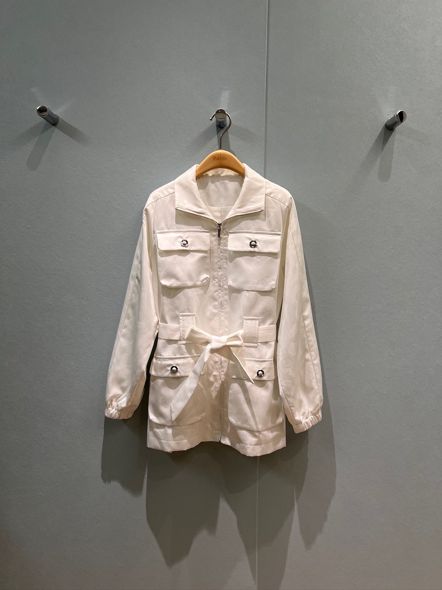 NO:471680,New Camellia dark pattern casual mid-length jacket double C flower buckle belt waist-closing decorative flip four pockets Fashionable and versatile Black and white SML,,jackets & coats,alexander wang19860909新款山茶花暗纹休闲中长款外套双C花朵扣 系腰带收腰装饰翻盖四口袋 时尚百搭 黑色白色 SML,,jackets & coats,alexander wang,Women's clothing