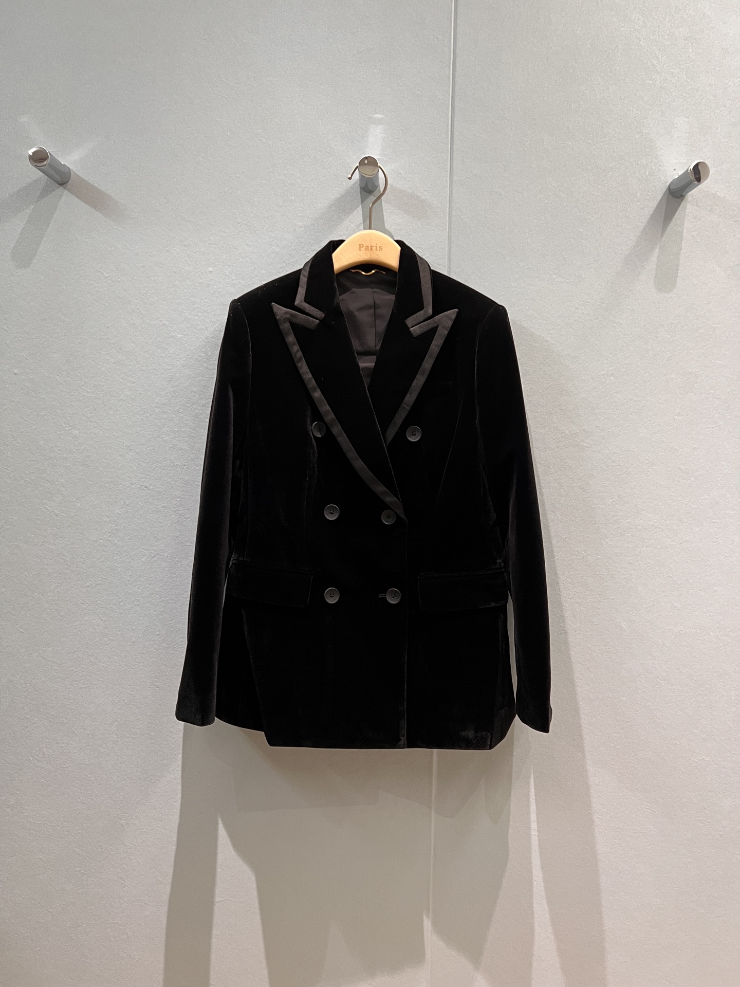 NO:471687,Recommended satin edge decorative splicing double-breasted velvet suit jacket in early autumn, three-dimensional tailoring, waist-hugging slim flip pocket, versatile commuting, super aura, low-key dressing, wine red and black SML,, jackets & coats, business suit, alexander wang19860909早秋推荐缎面边装饰拼接双排扣丝绒西装外套 立体剪裁 收腰修身翻盖口袋 通勤百搭 气场超强 穿衣低调酒红黑色 SML,,jackets & coats,business suit,alexander wang,Women's clothing